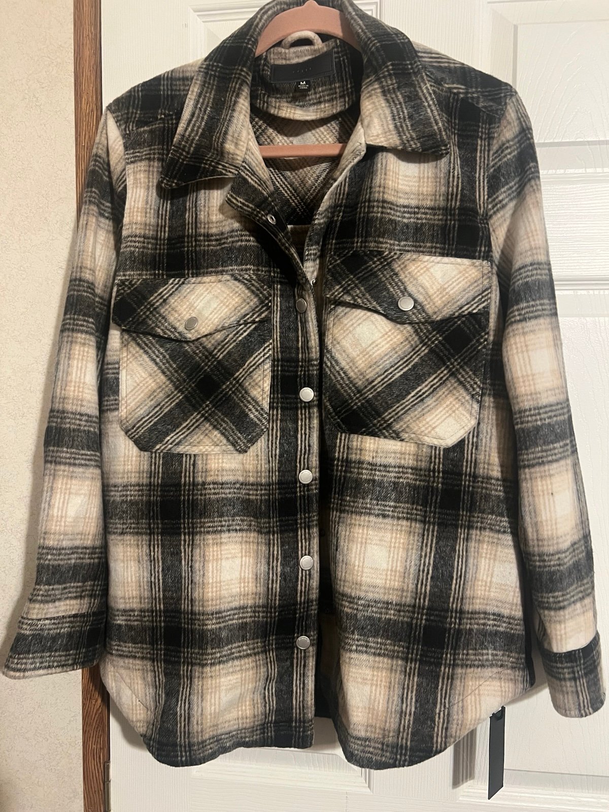 Blank NYC NWT size M Shacket black and tan with 2 hand pockets & 2snap pockets