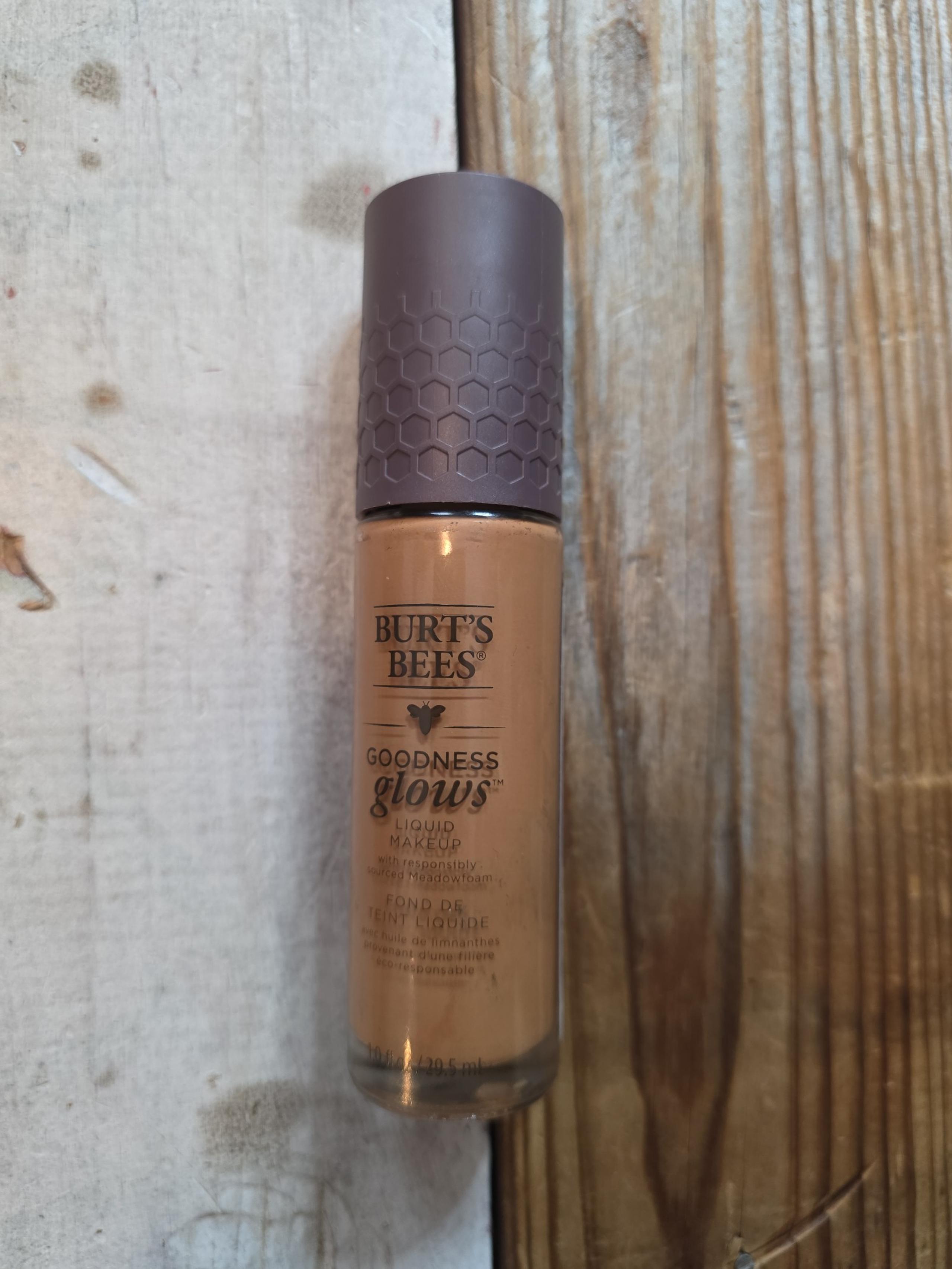 BURTS BEES Goodness Glows Liquid Makeup 1060 Chestnut 1oz New Sealed