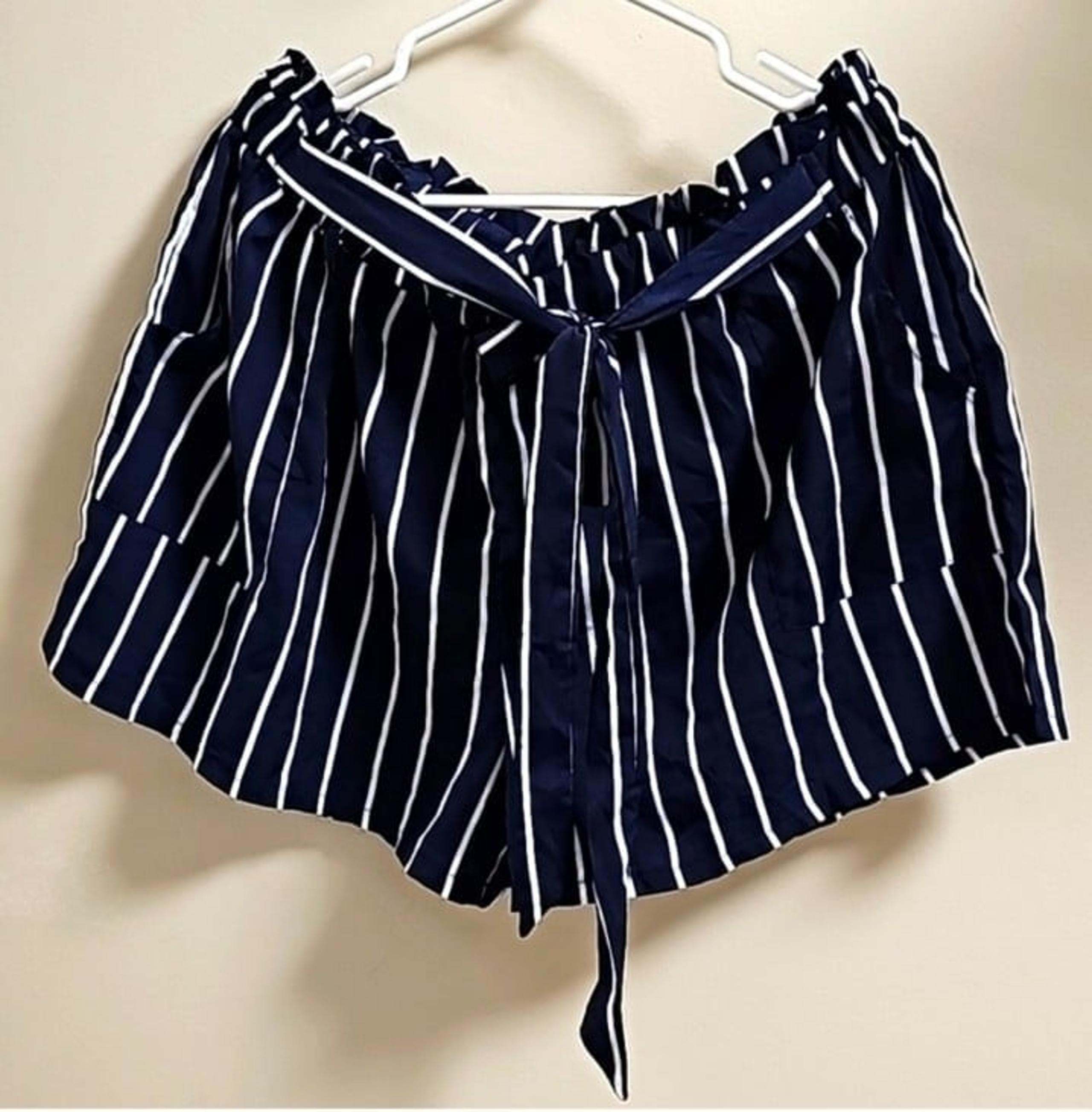 SHEIN CURVE Women's striped paperbag waist belted shorts 2XL