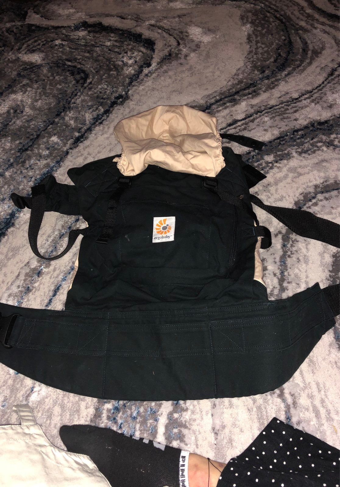 Ergo Baby Carrier w head cover black and camel excellent cond