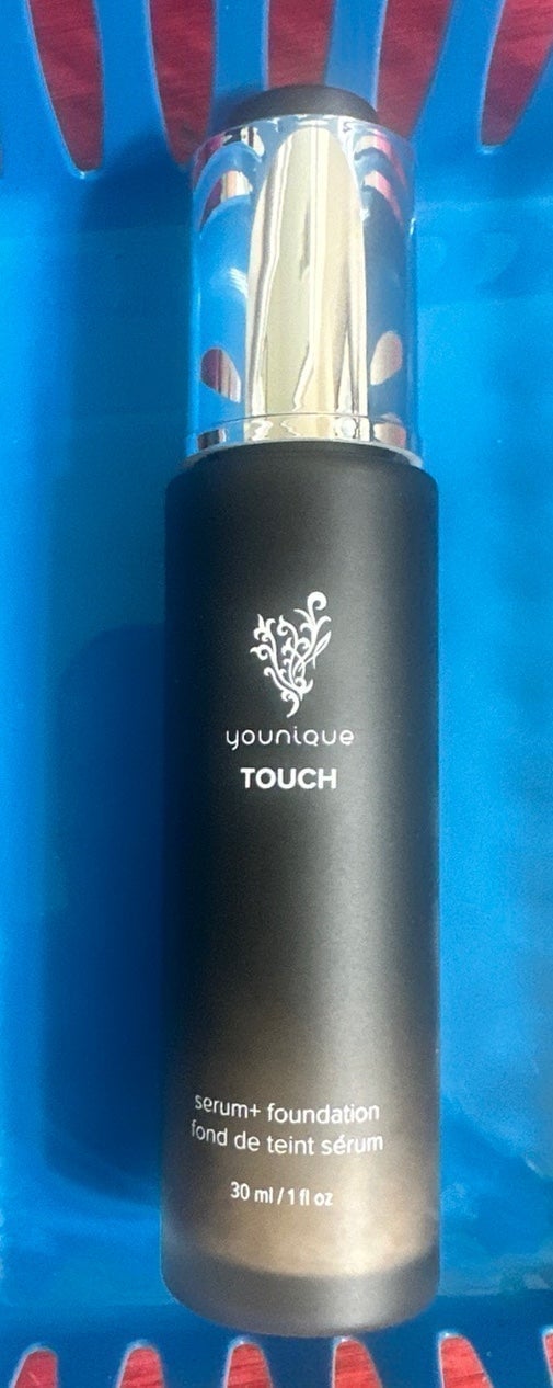 Younique EYELET Liquid foundation + serum