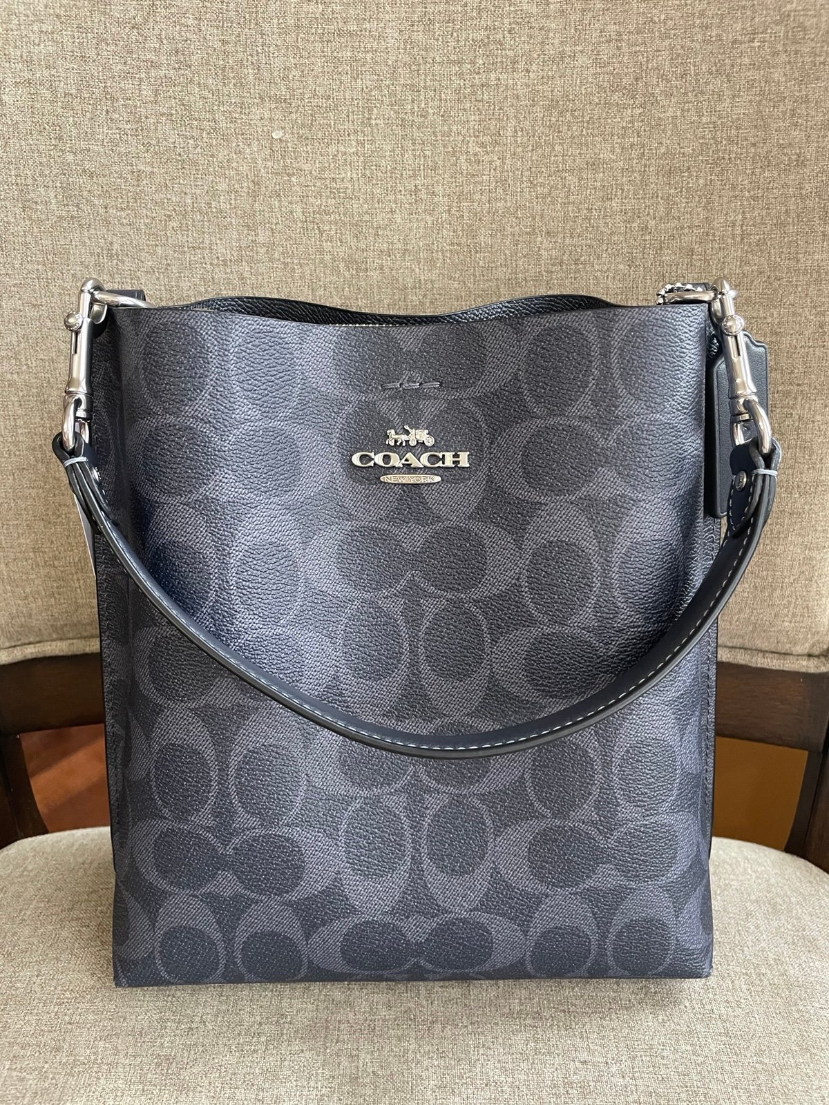 NWT！COACH MOLLIE BUCKET BAG 22 IN SIGNATURE CANVAS (COACH CA582) gift receipt