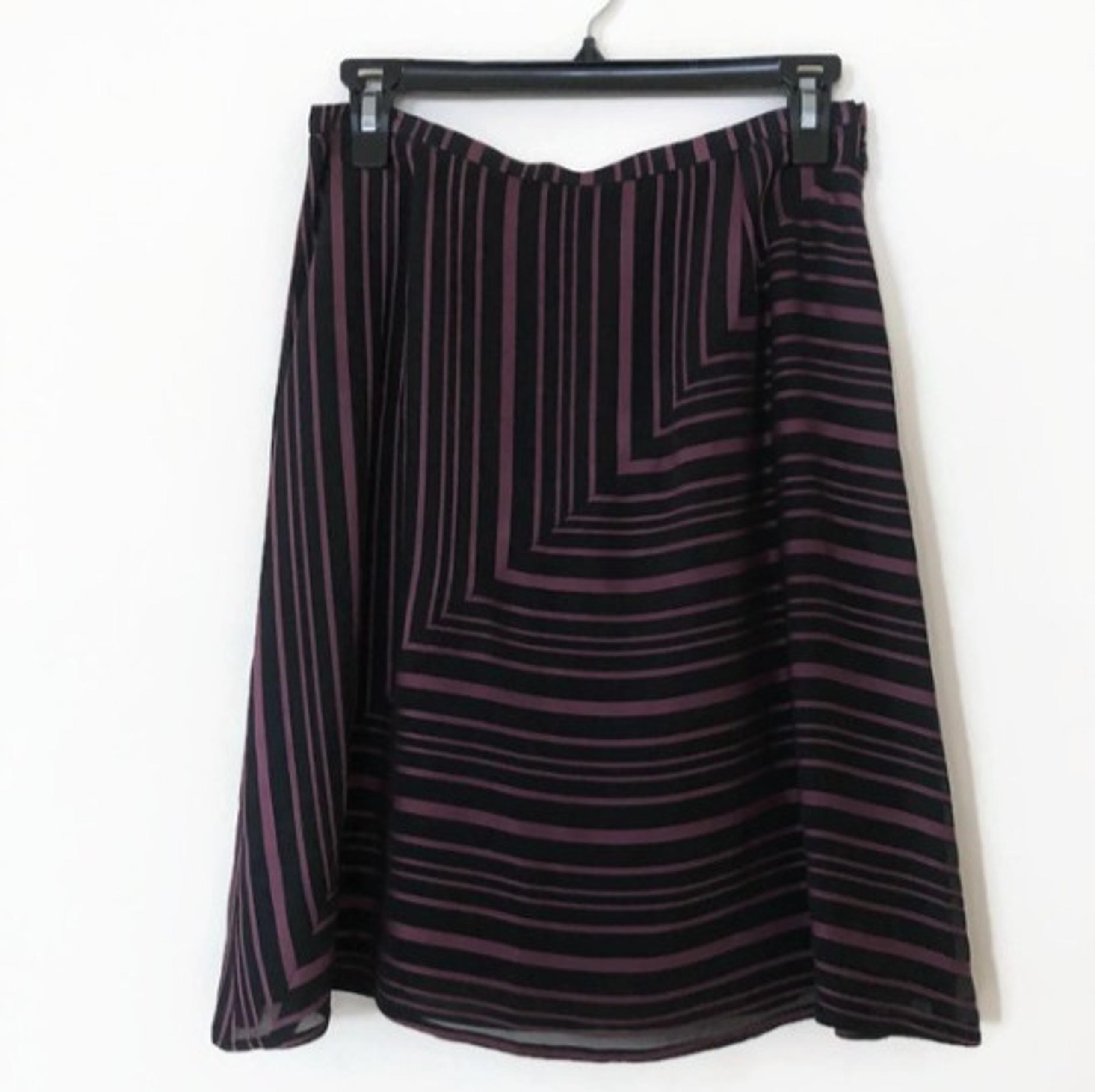 Burgundy striped design skirt