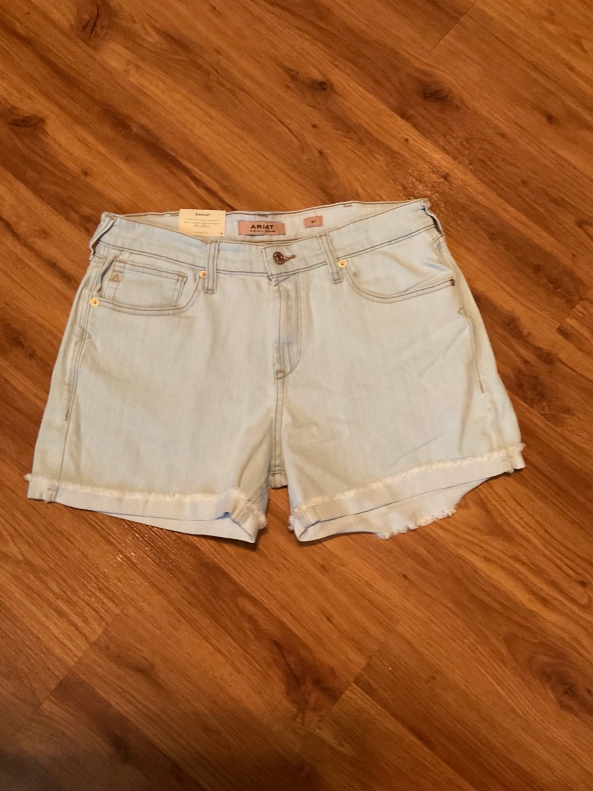 Ariat Light Wash Perfect Rise Short Women’s Size 31 NWT