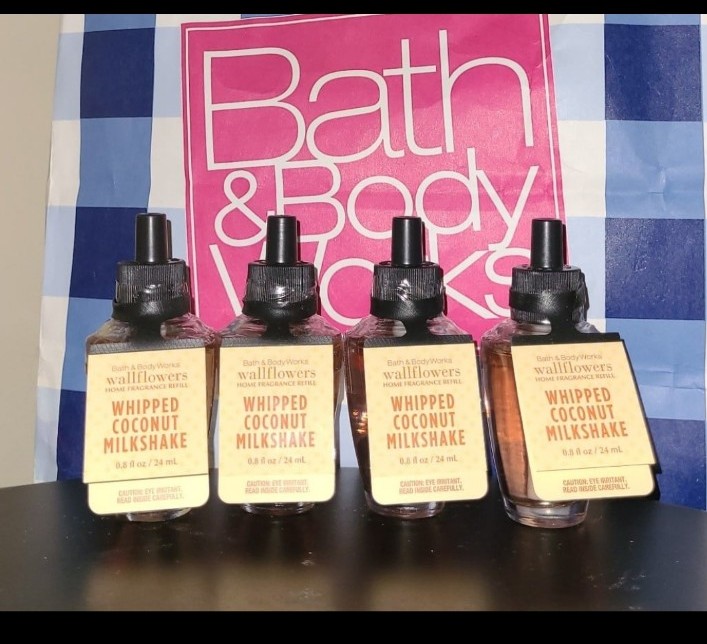 Bath & Body Works WHIPPED COCONUT MILKSHAKE Wallflowers Fragrance Refill (x 4)