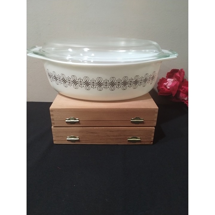 Vintage PYREX 045 Empire Scroll, 'Filigree' with Lid- 1965 Promotional Dish