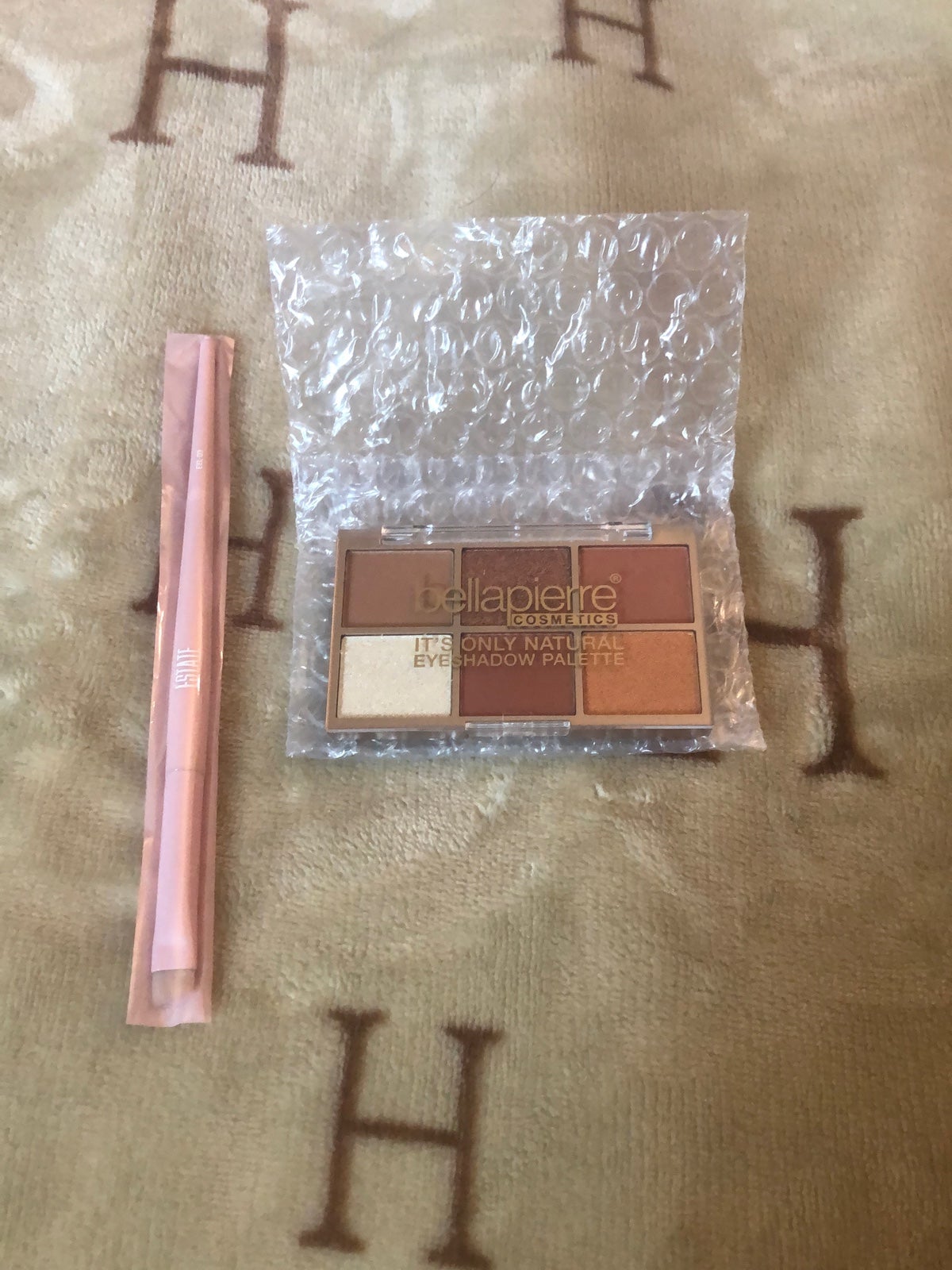 Eyeshadow/ liner brush with eyeshadow palette set
