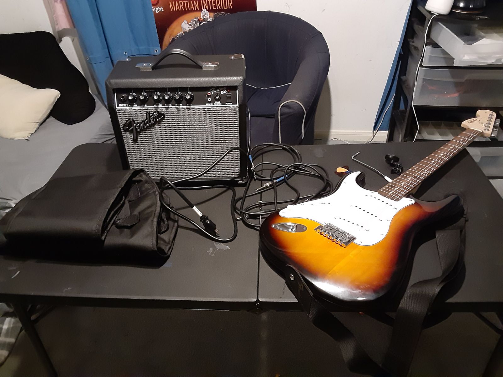 Squier by fender Stratocaster with amp a