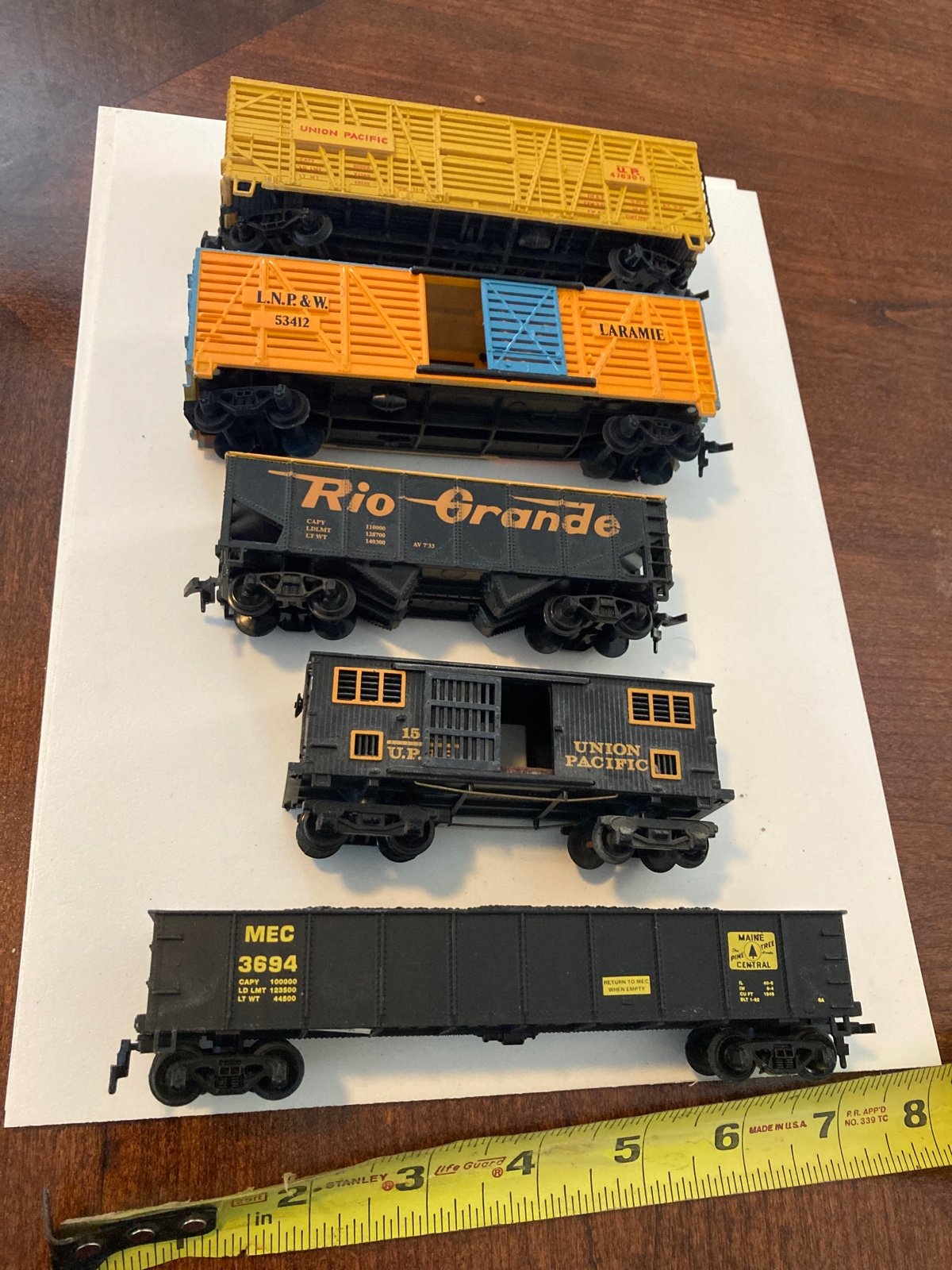 5- Vintage HO scale toy train boxcars