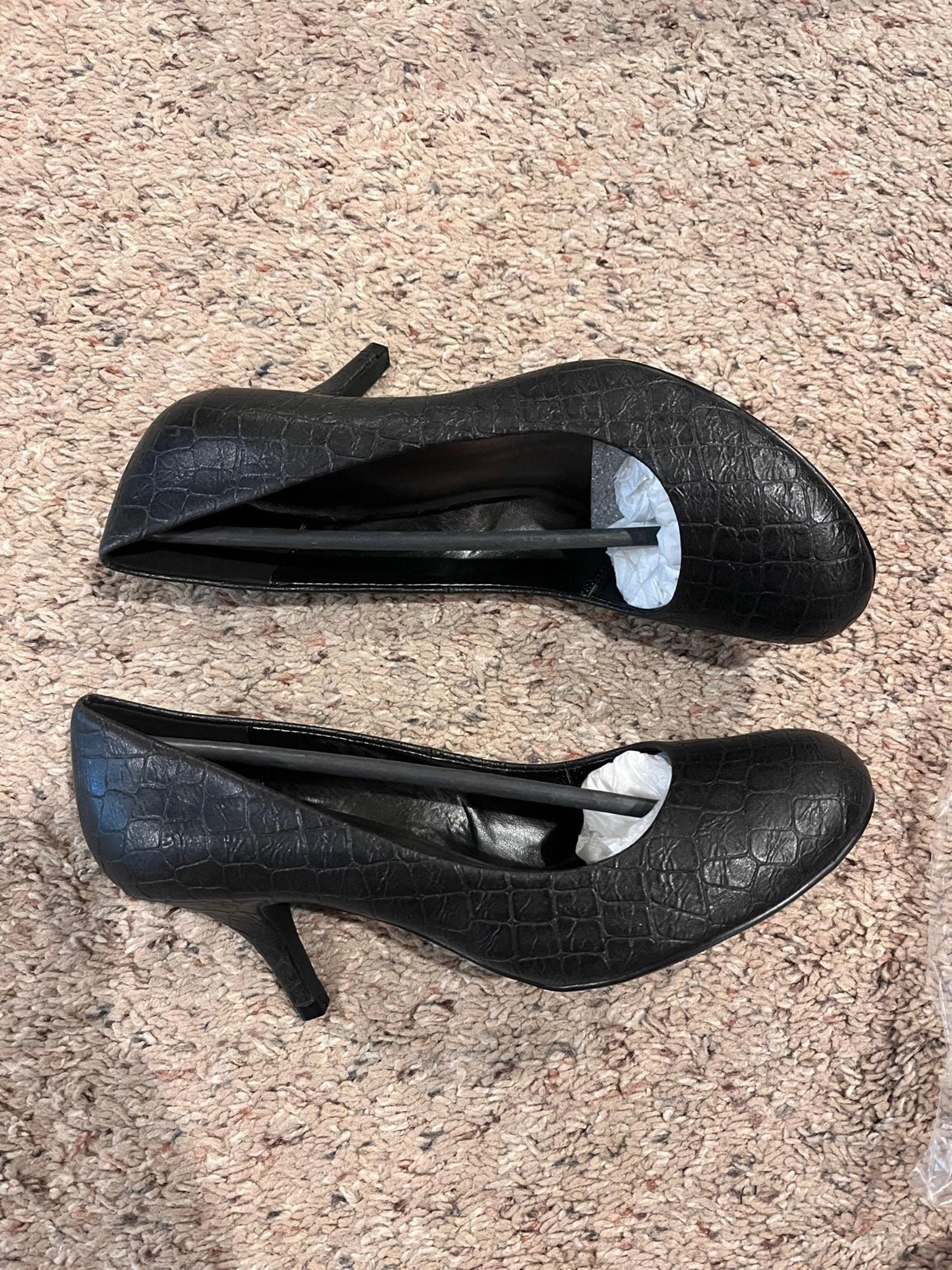 Maurices Brand Low Pump Heels New! size 8.5. Dress Shoes. Black. Rounded toe