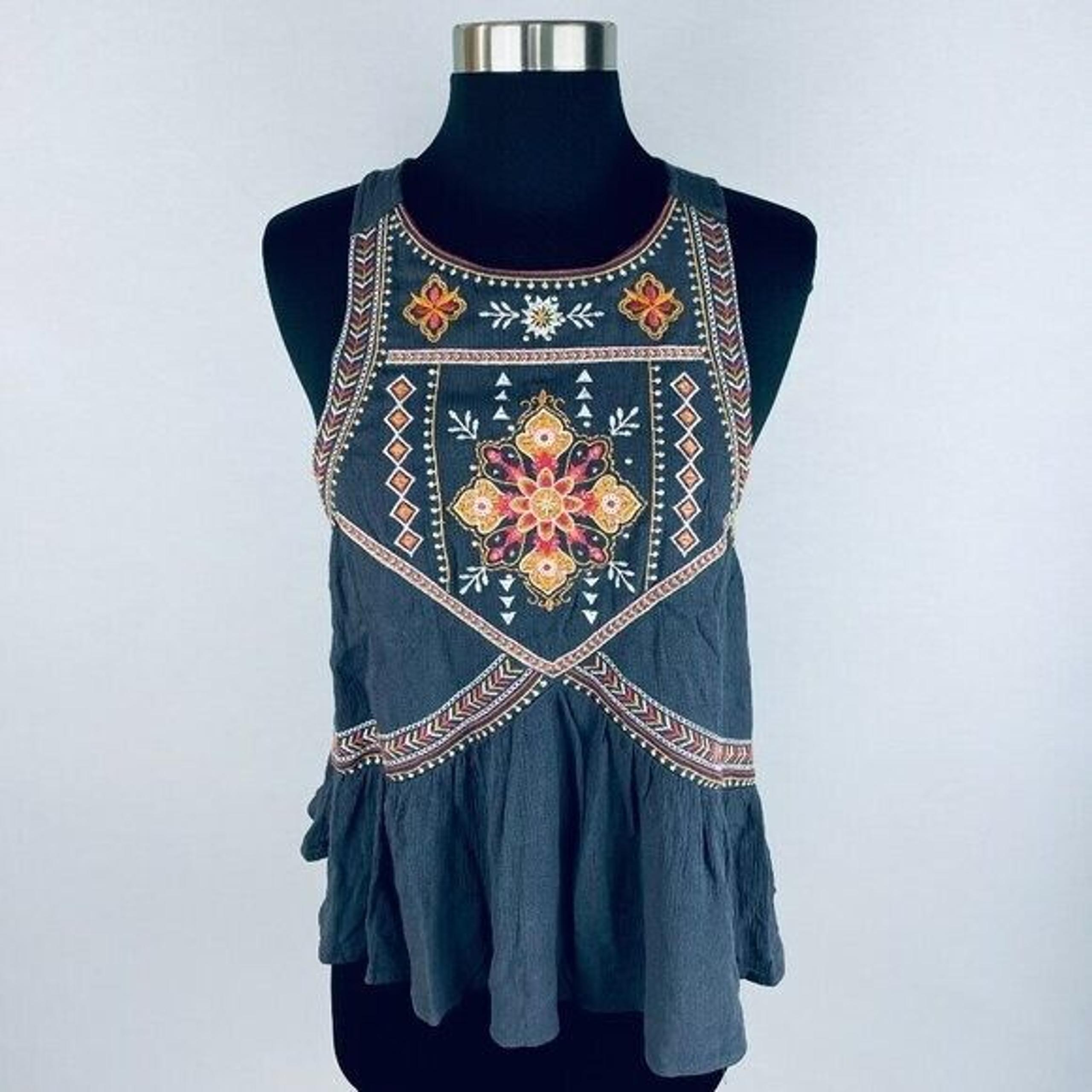 Taylor & Sage Womens Small S Gray Bohemian Style Embroidered Detailed Top New