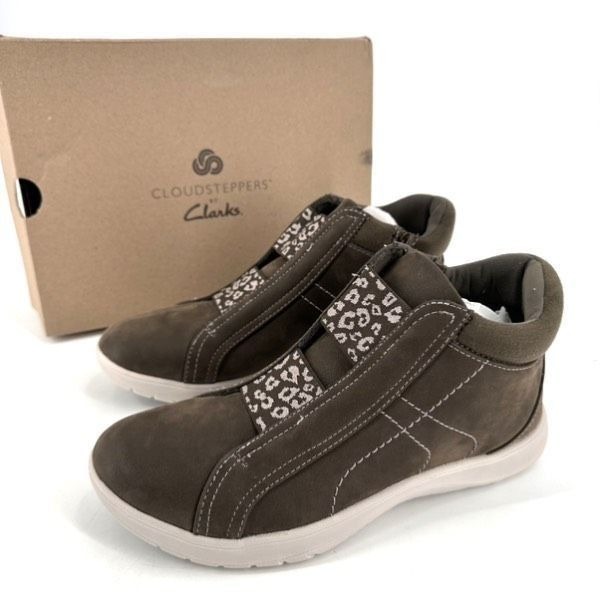 NIB Clarks Cloudsteppers Adella Bend Women's Ankle Bootie Dark Olive Size 8.5
