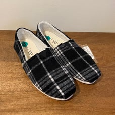 New! TOMS Women’s Belmont Black/White Plaid Faux Shearling Slip On Shoes. Size 8