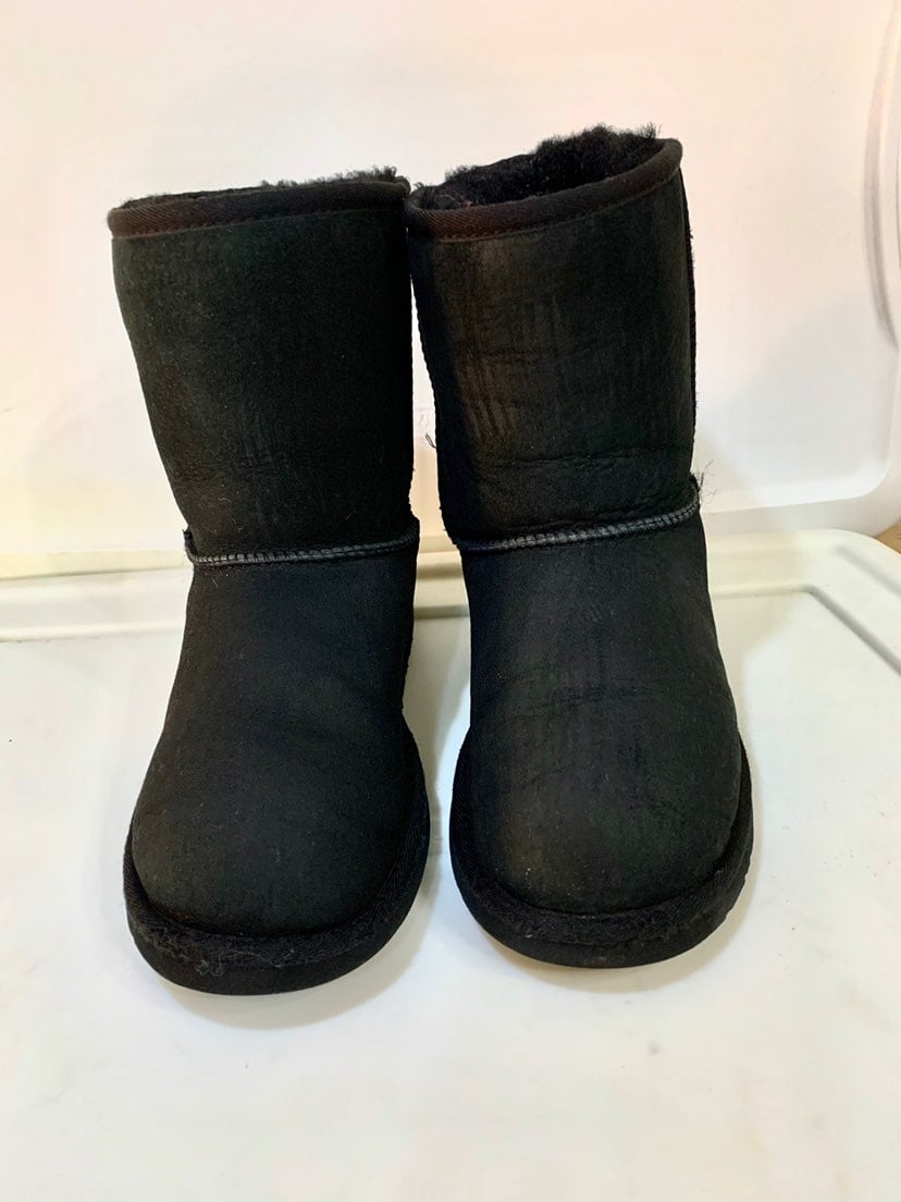 UGG Classic Short Sz 5