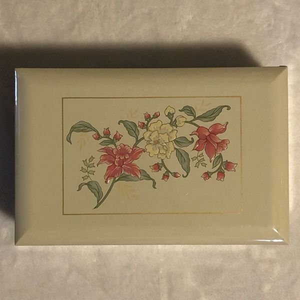 Vintage Otagiri Prima White Lacquerware Music Box