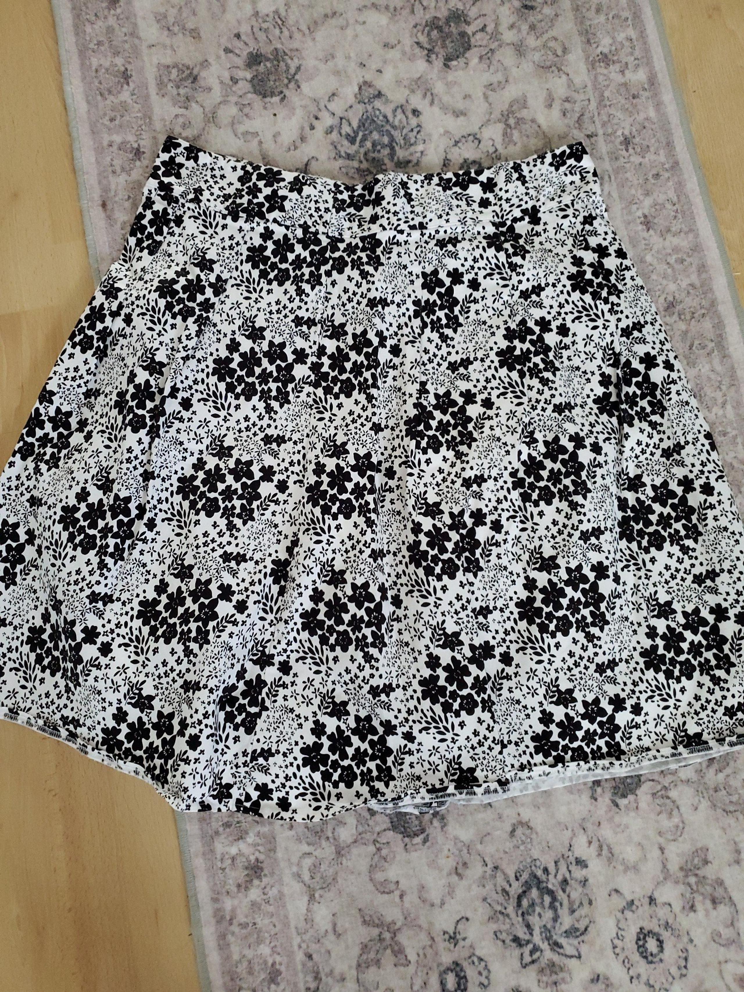 Women's Floral Natations Blk/wht pleated skirt Size XL