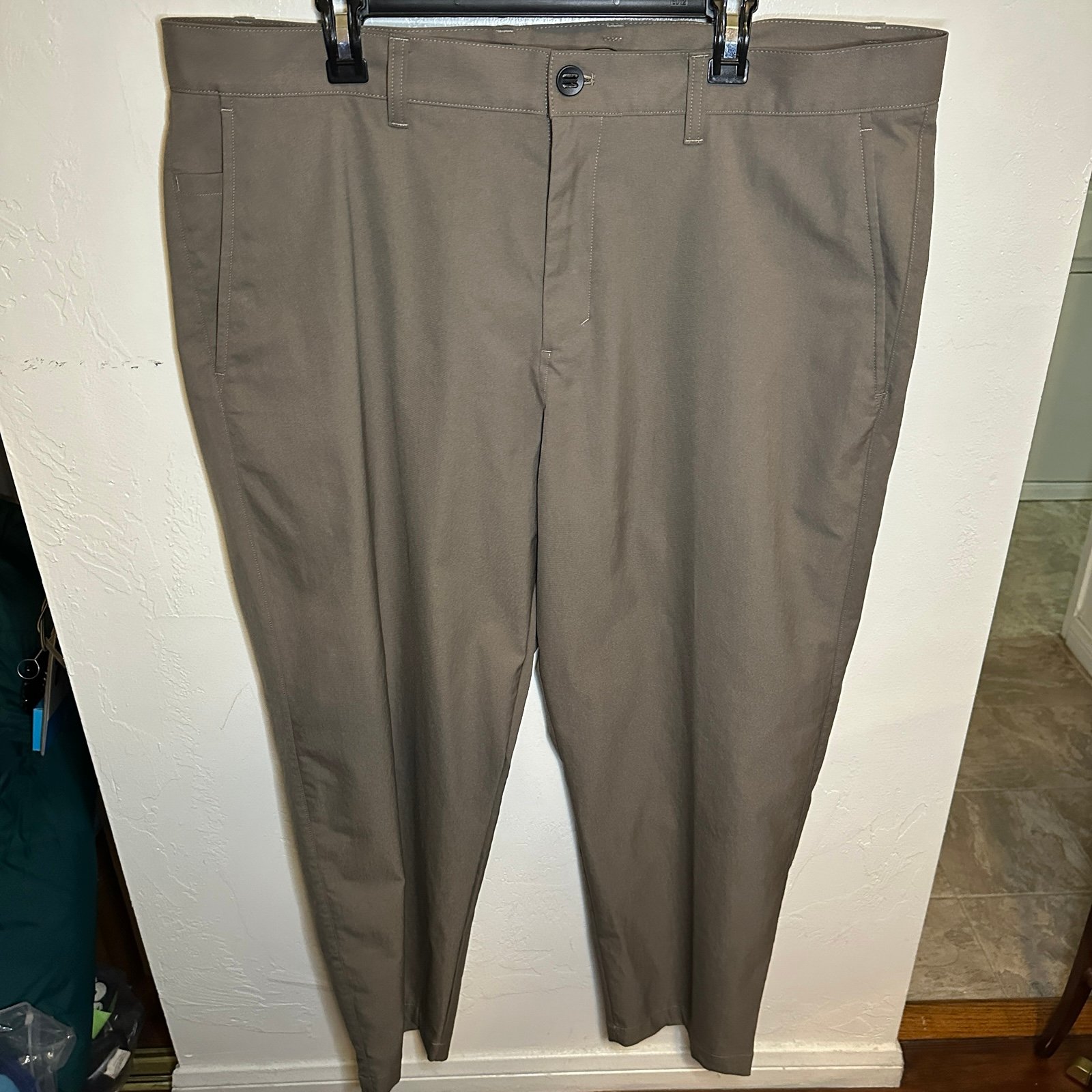 42” x 27” Lululemon Trouser Pants Men's Size 40 Gray Relaxed Tapered LM5AN1S
