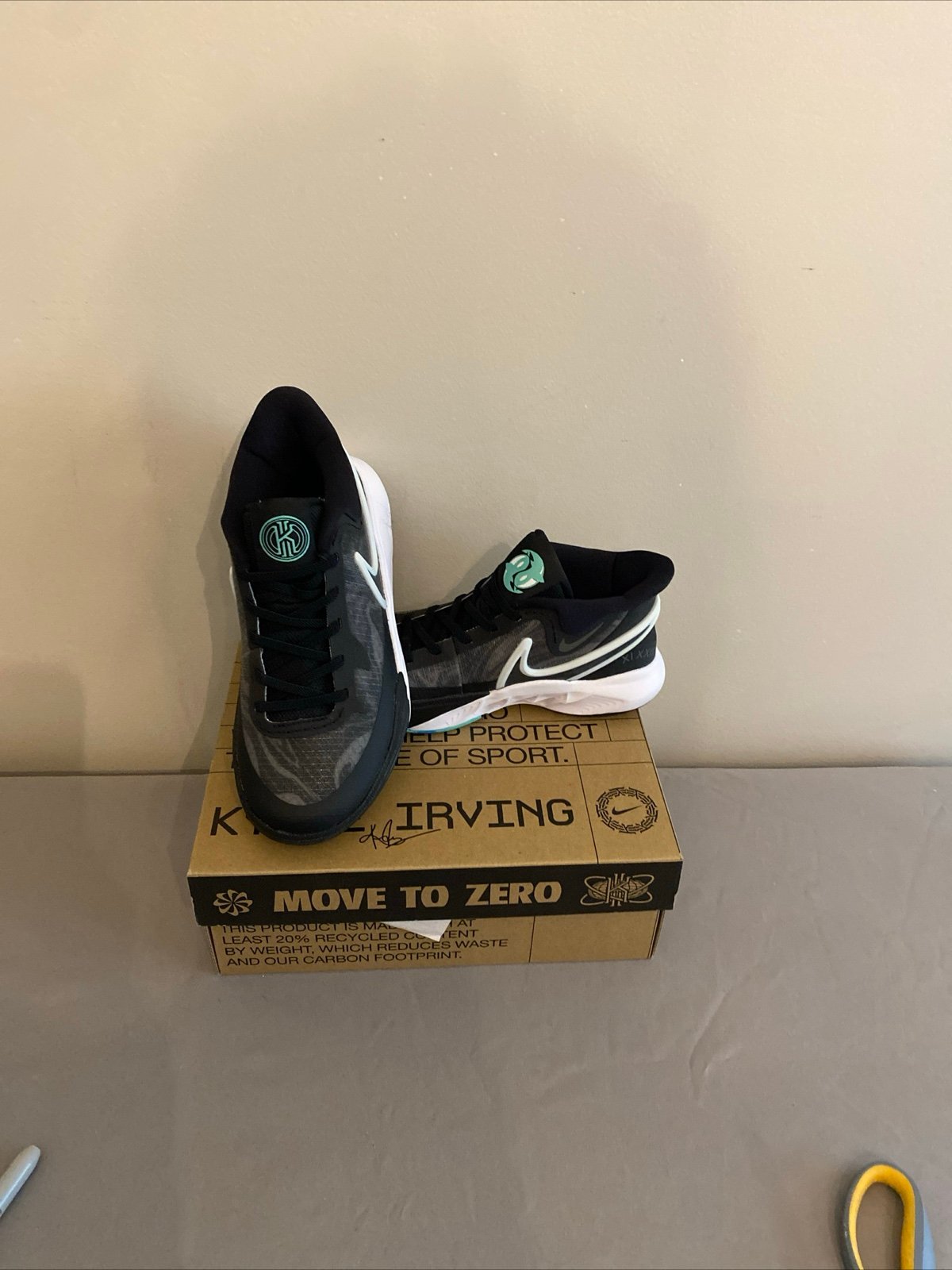 Nike Kyrie 8 GO! Low University Youth Kids Orca Size 2Y Basketball Shoes