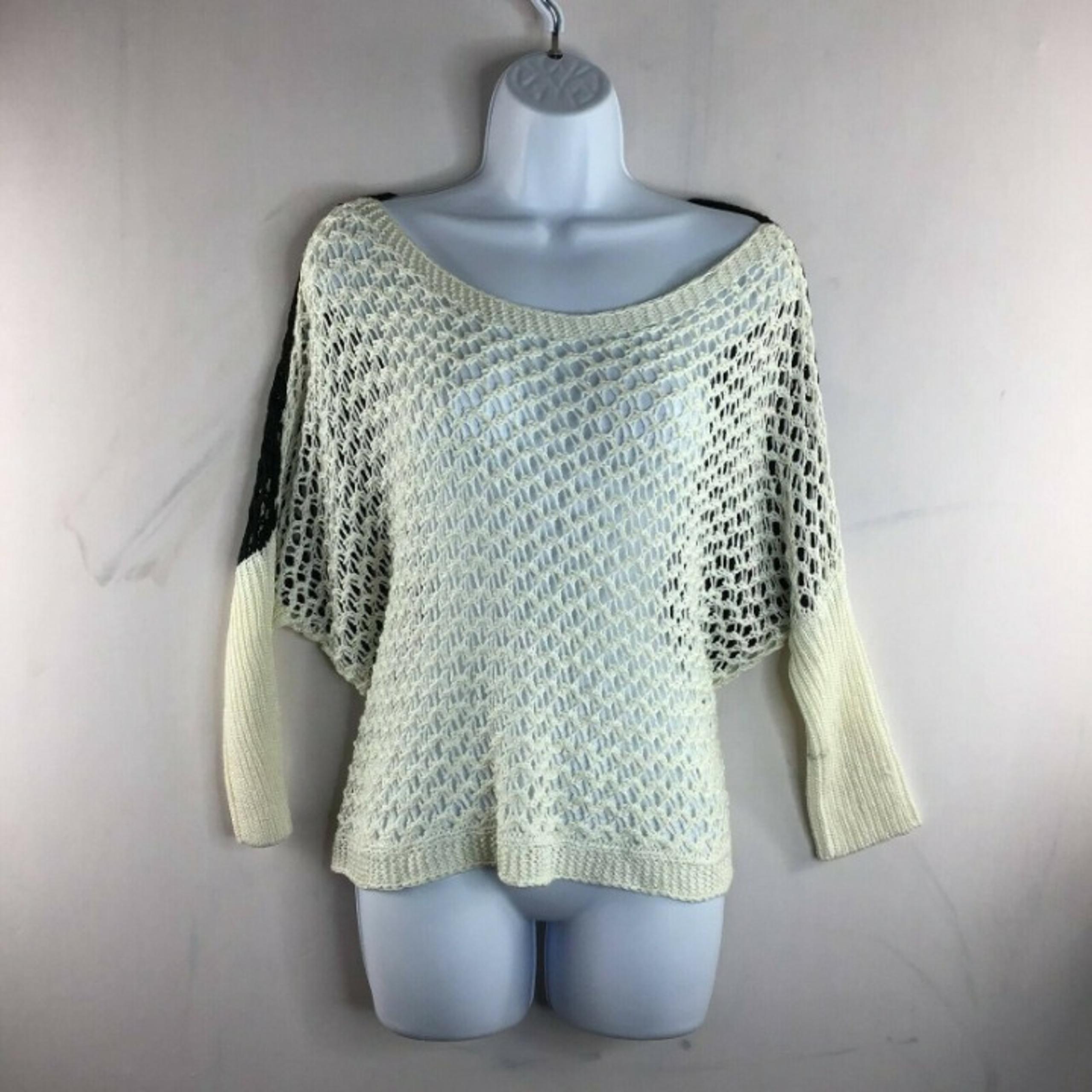 Bebe Women’s Knit Top Crochet Off White Raglan Sleeve Round Neck Casual Size P/S