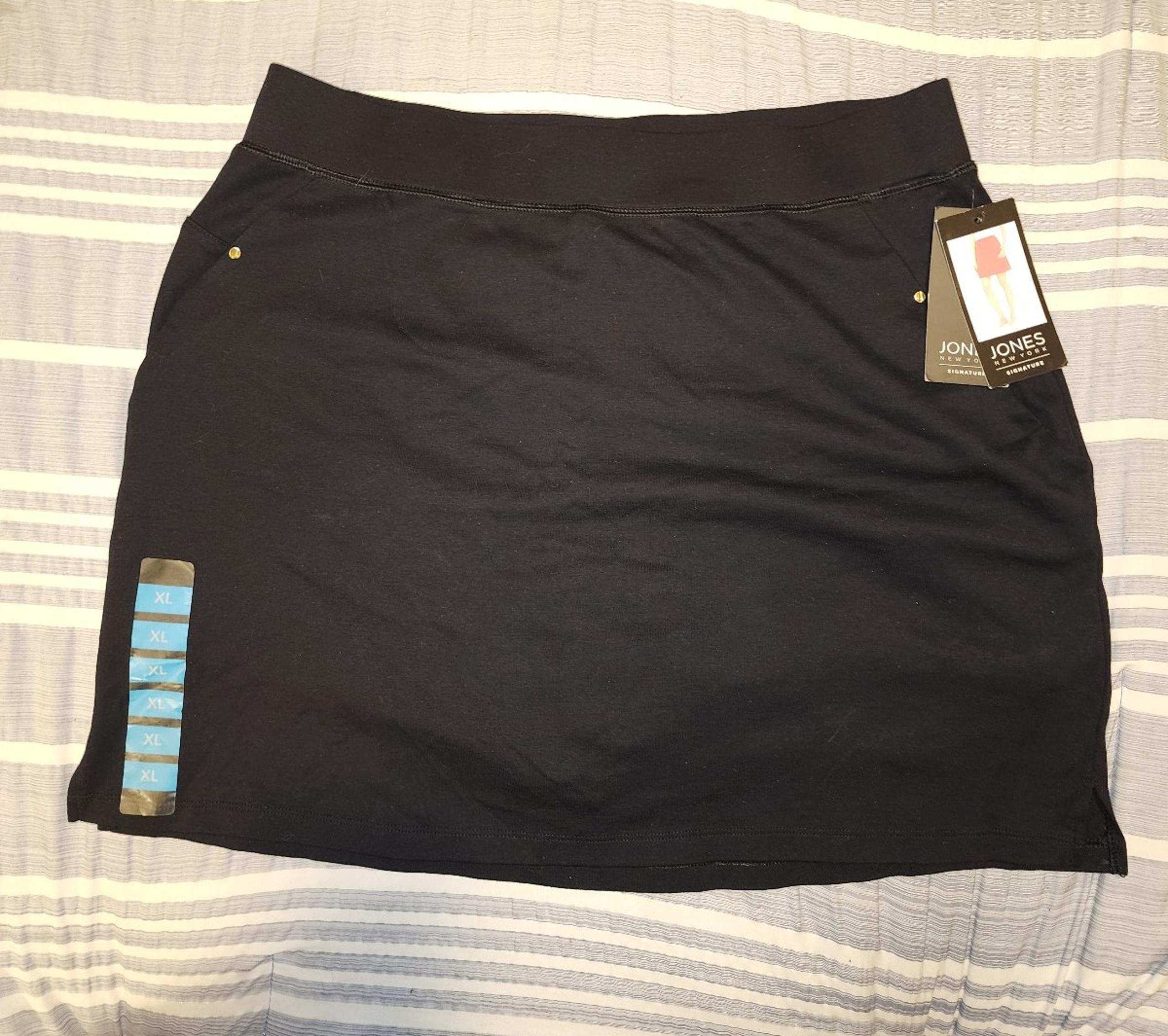 JONES NEW YORK SEAMED SKORT WITH RIVETS & LOGO PLATE