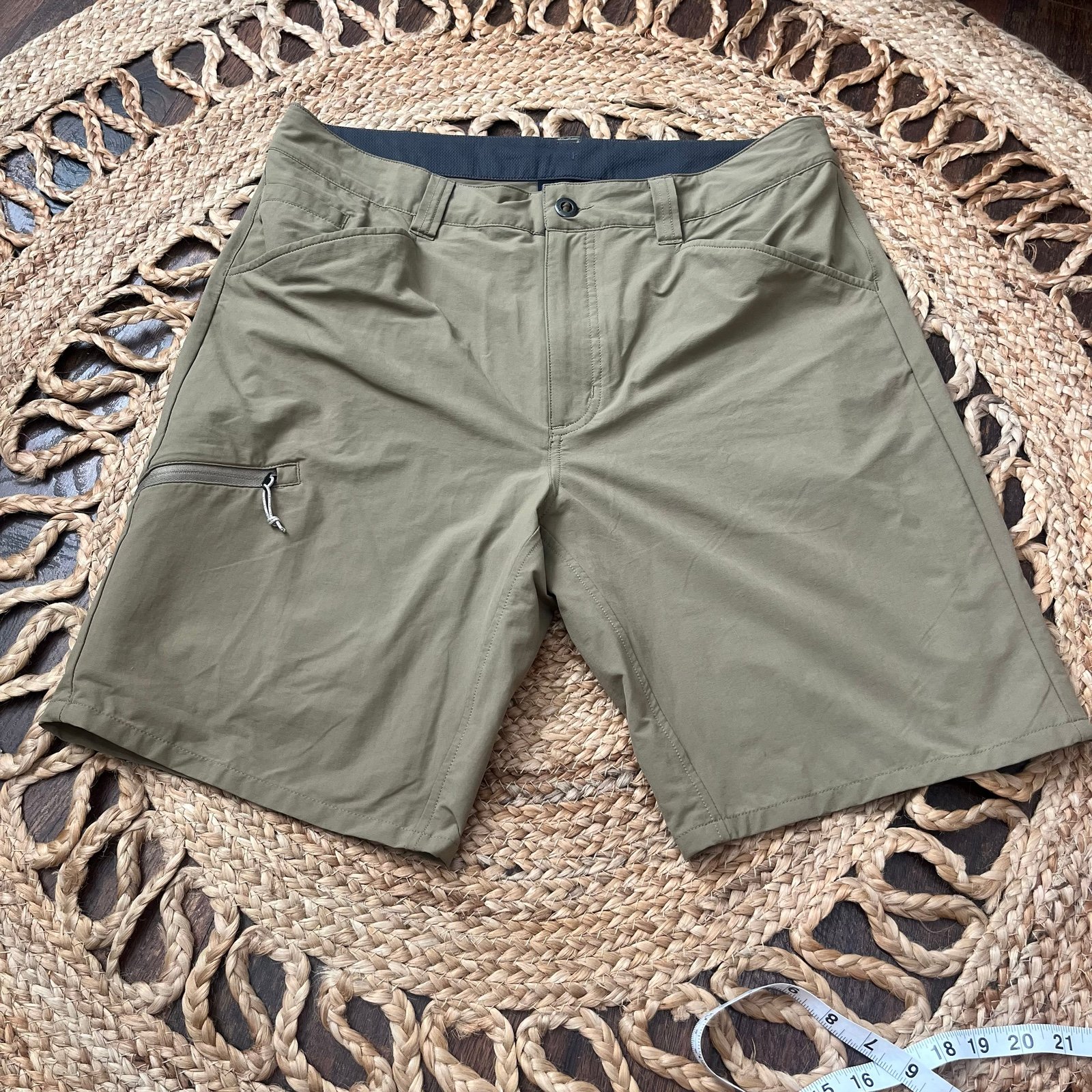 Patagonia Quandary Shorts Mens Size 35 Beige 11 Inseam Hiking Nylon
