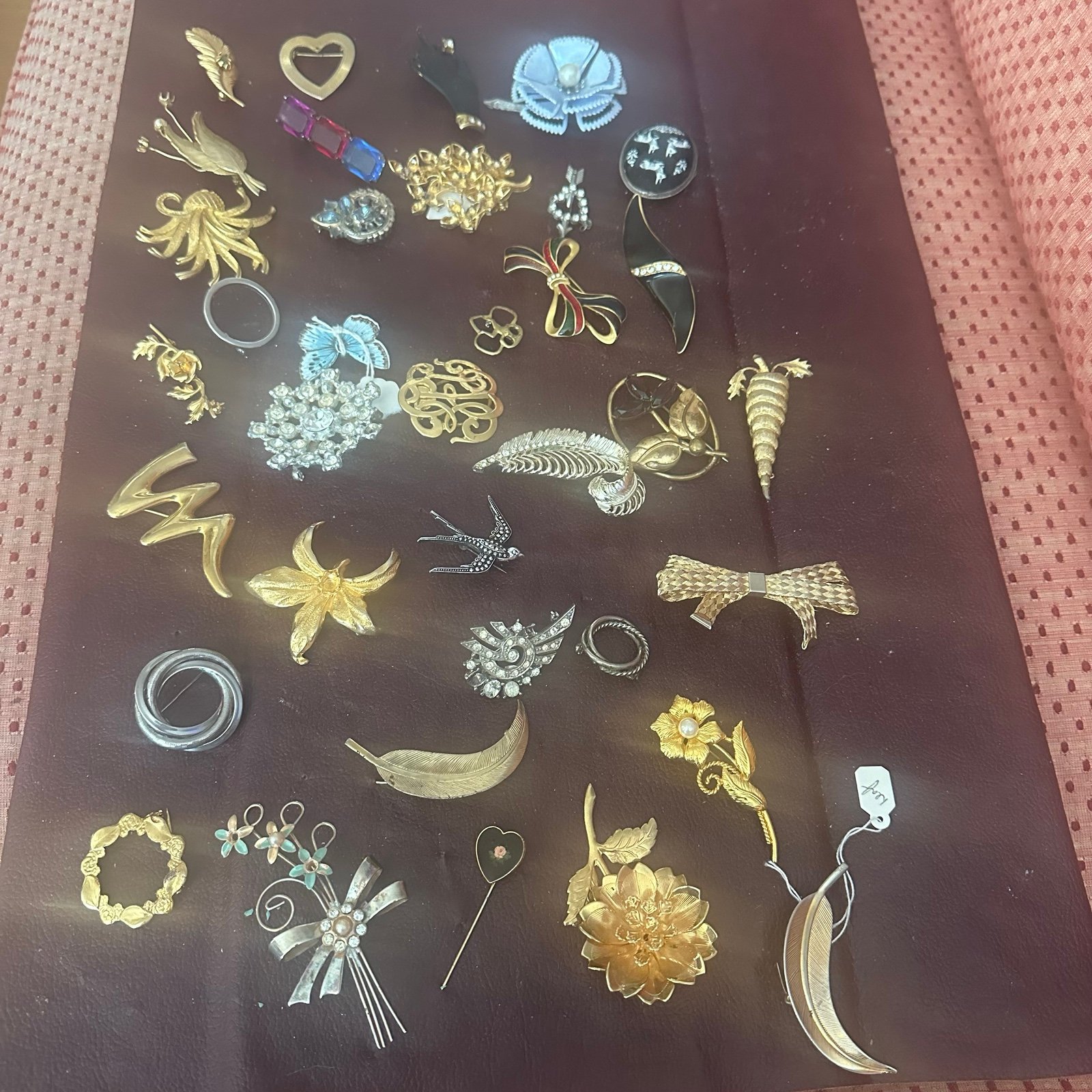 Vintage Lot Sale 34 Brooches Vintage