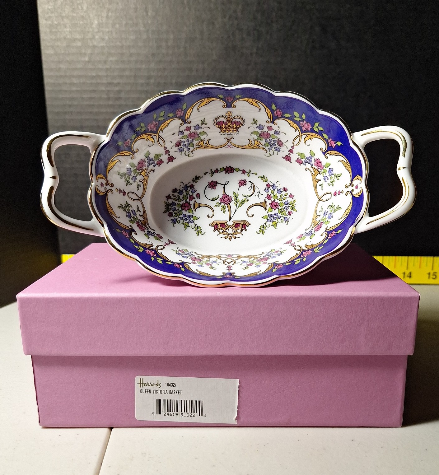 QUEEN VICTORIA BASKET