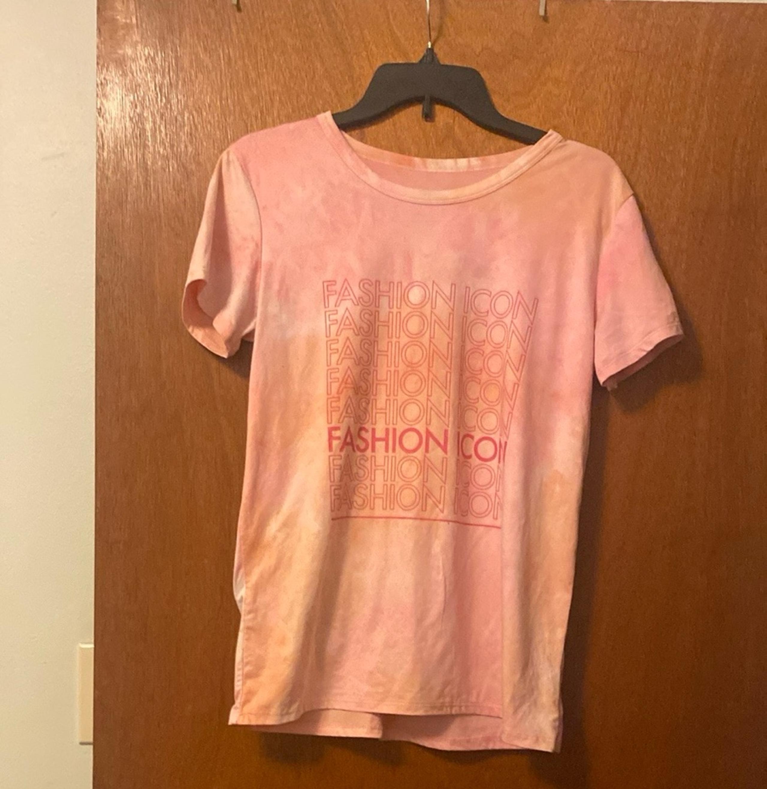 Charlotte Russe Junior Medium Pink and Peach Graphic t-shirt