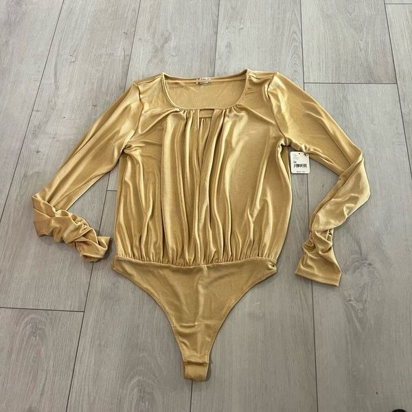 Free People metallic gold yellow bodysuit Ruched Sleeve Good Bodyssize m
