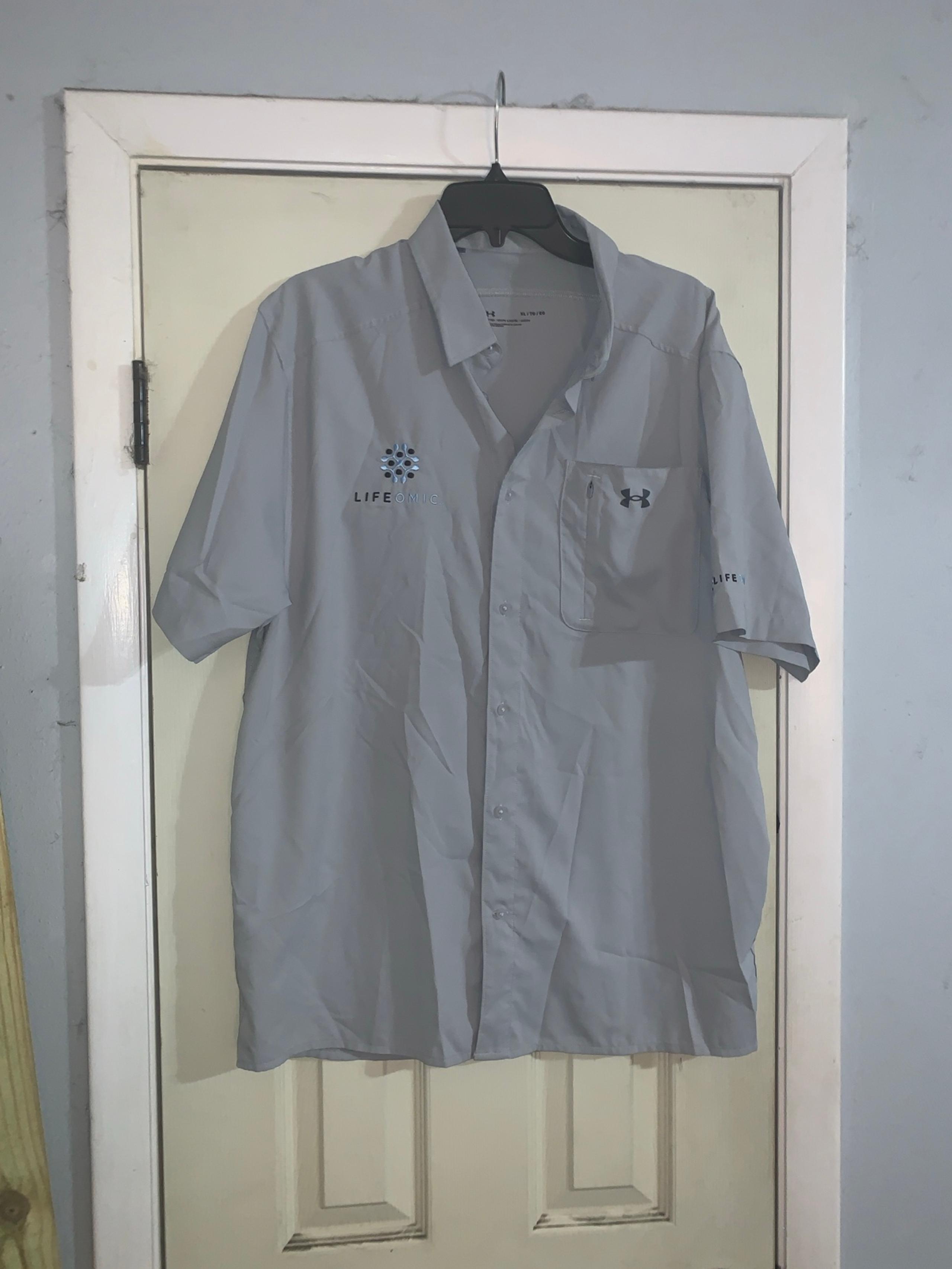 Under Armour mens XL button down short sleeve shirt in light gray
