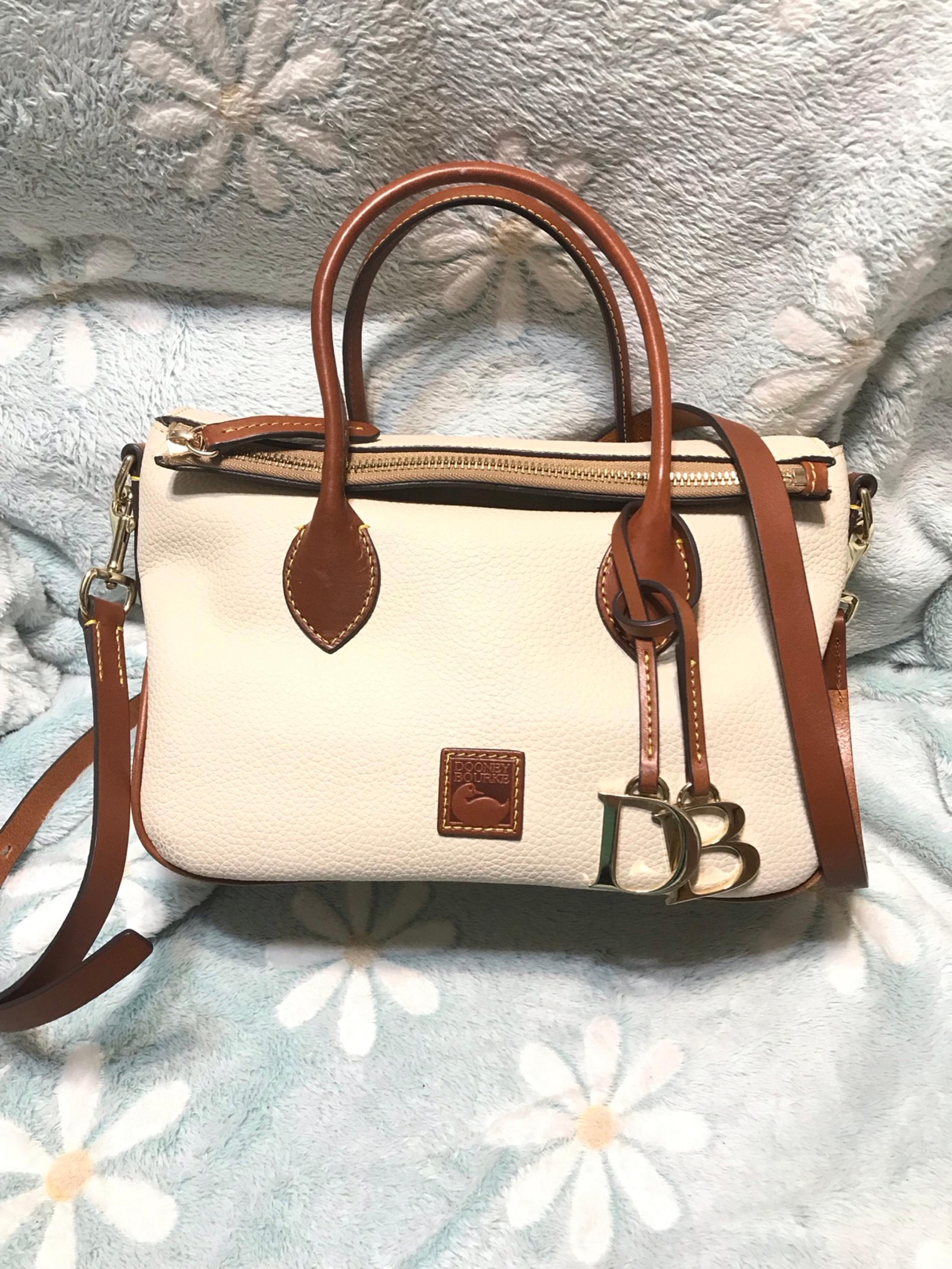 EUC Pebble Grain Sat hel Crossbody, color Bone