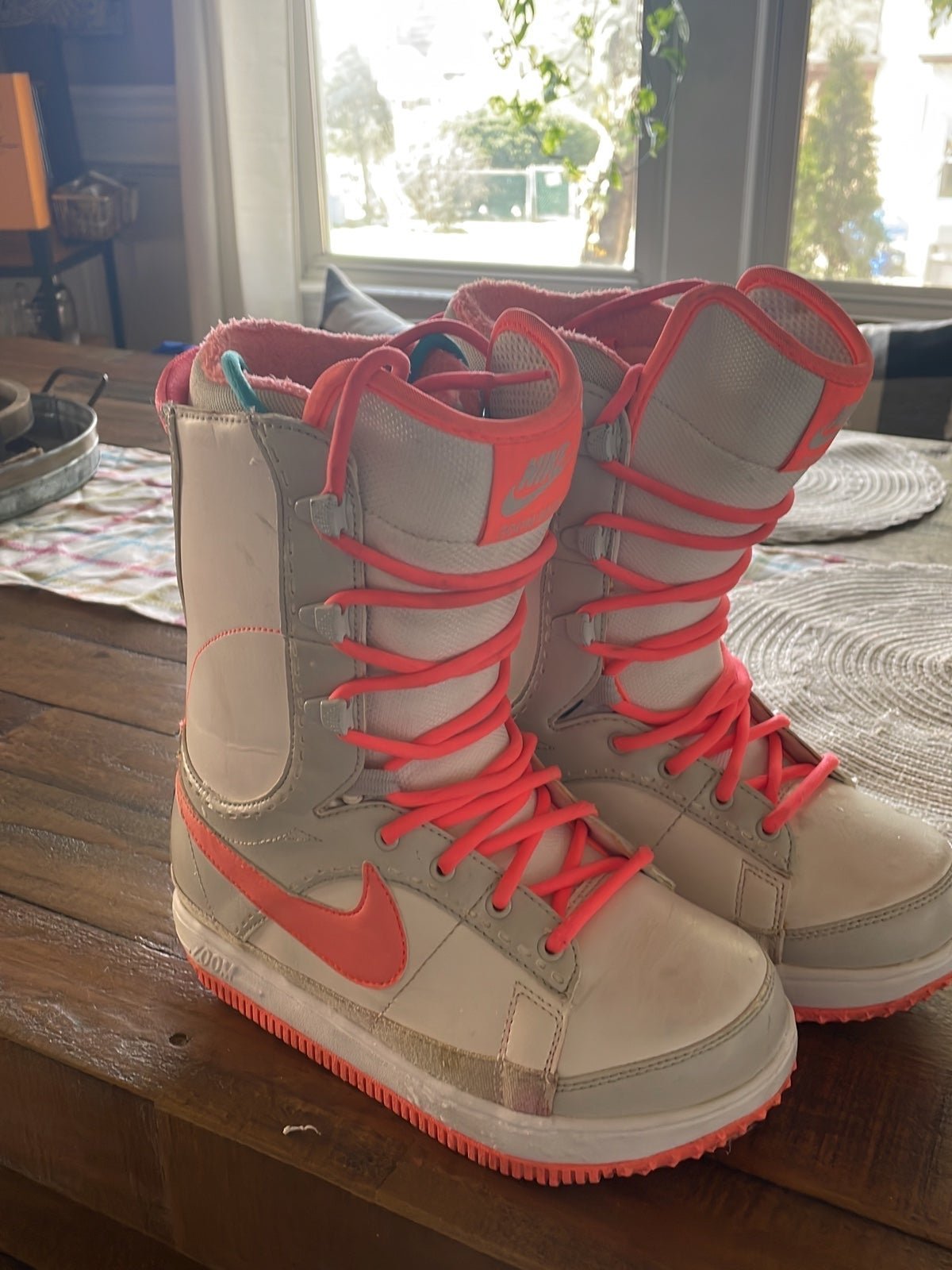 Nike women’s zoom baxa snowboard boots size 6 white/orange