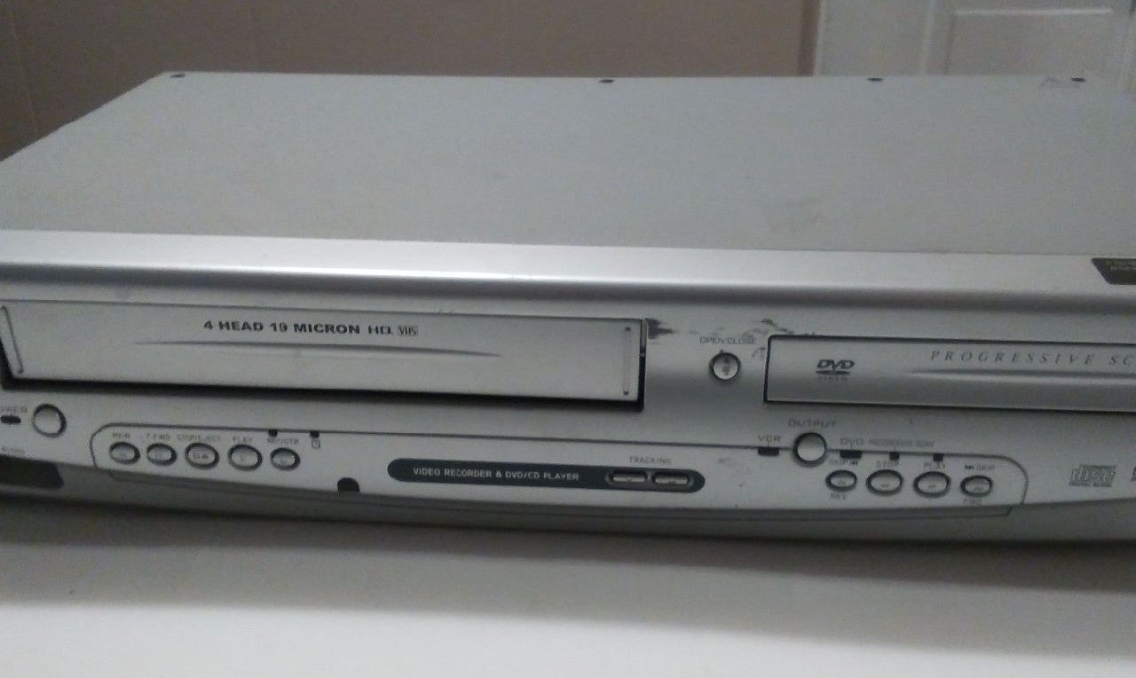 Slyvania DV220SL8 DVD Player VCR Combo