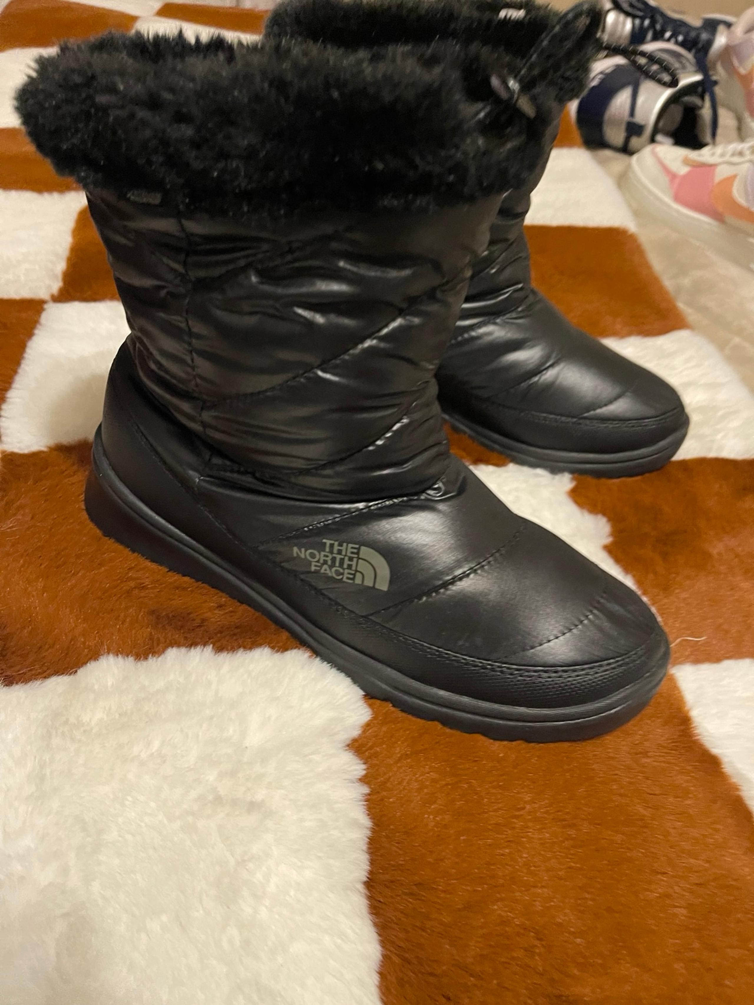 Size 8 NORTH FACE women’s boots , good conditions