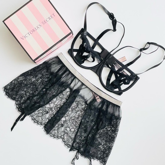 32DD SMALL Victoria’s Secret black harness bra set