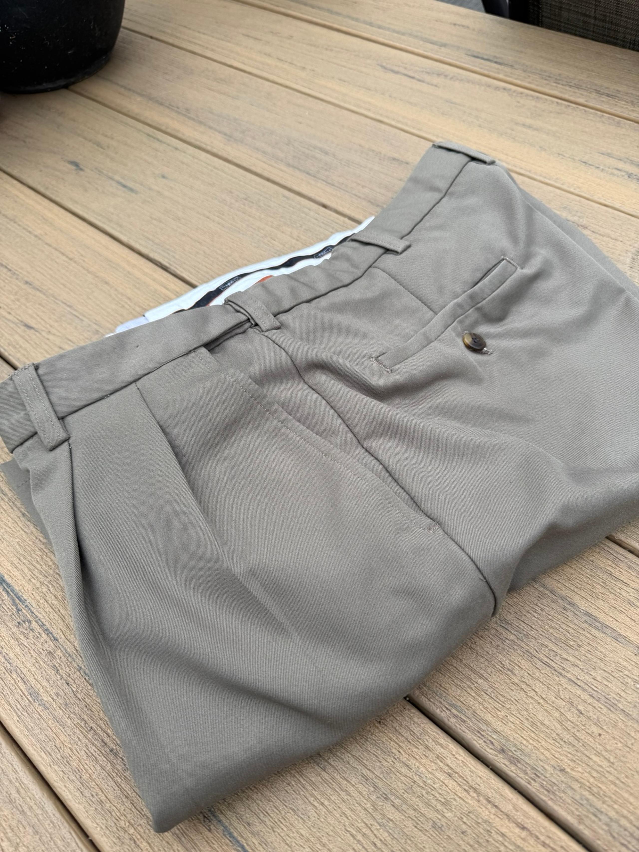 Haggar Tan  Trousers 34X32 adjustable waistband 
USED in excellent condition 
Co