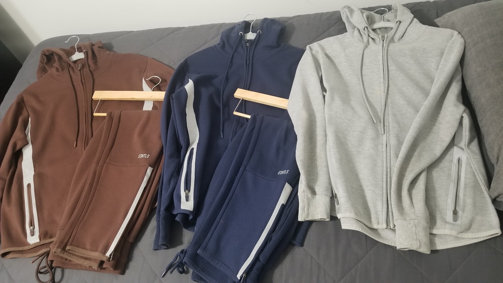 Esntls track suit