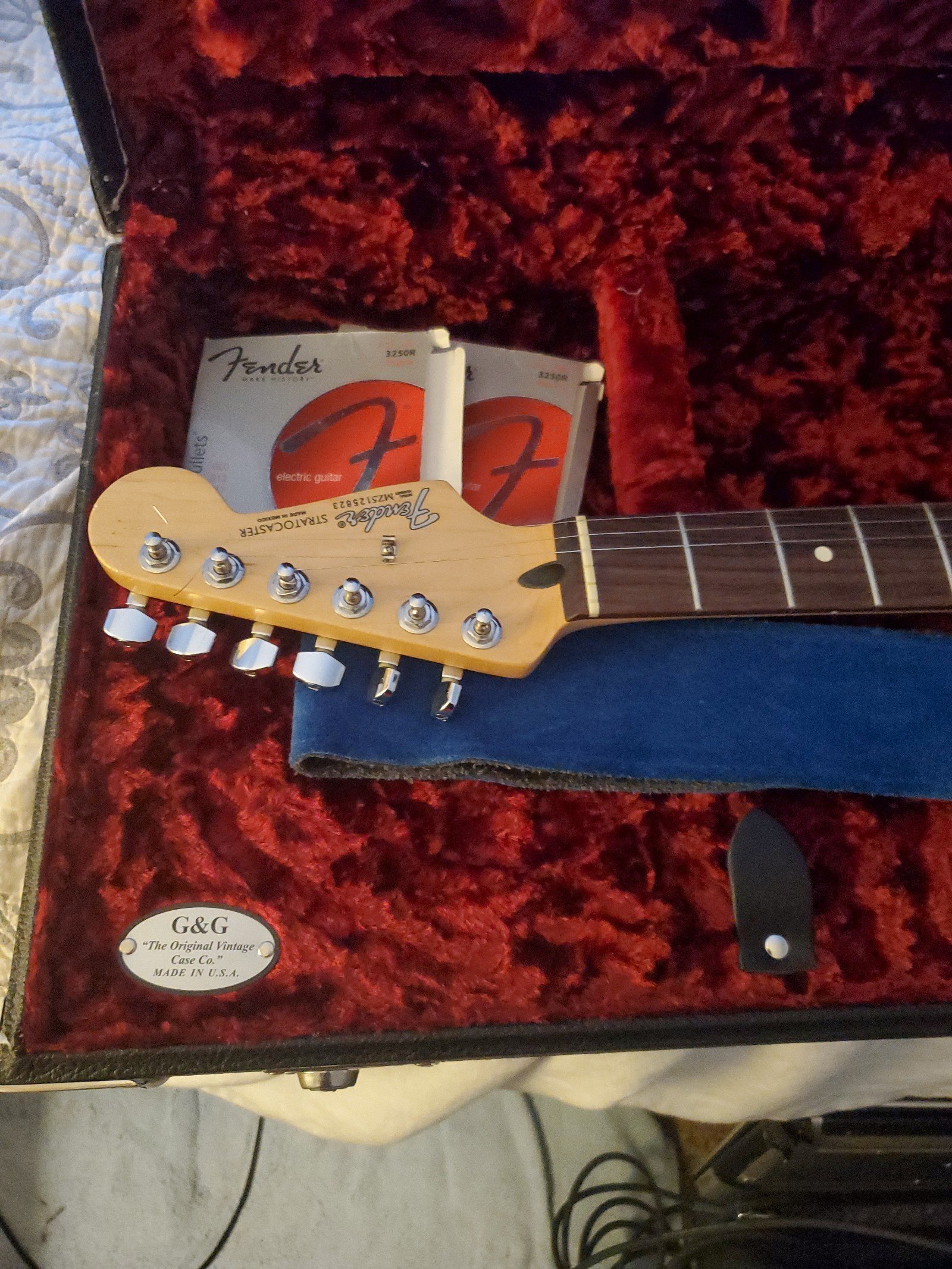 FENDER STRAT Guitar & Vintage Case