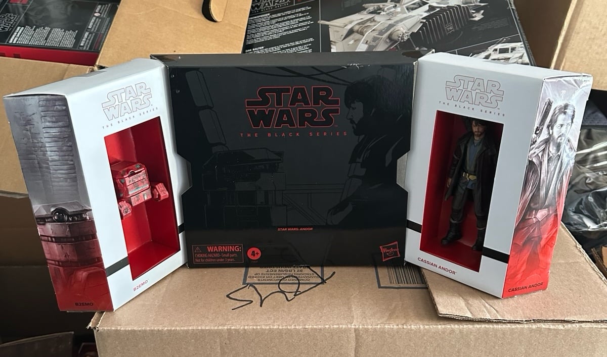 STAR WARS BLACK SERIES PREVIEW # 2 (WE WILL BUNDLE OR SELL INDIVIDUALY)