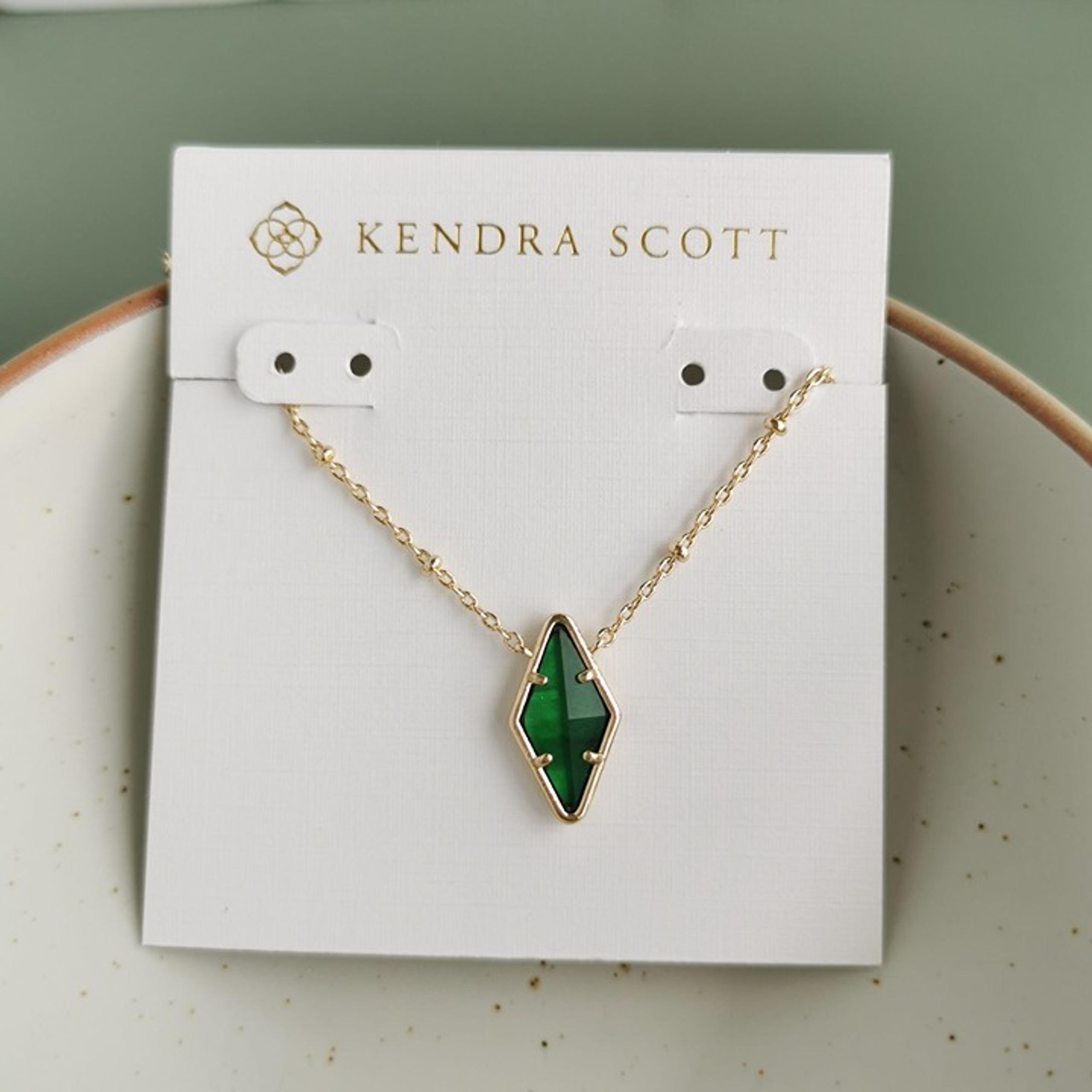 Kendra Scott Kinsley Gold Kelly Green Short Necklace. NEW
