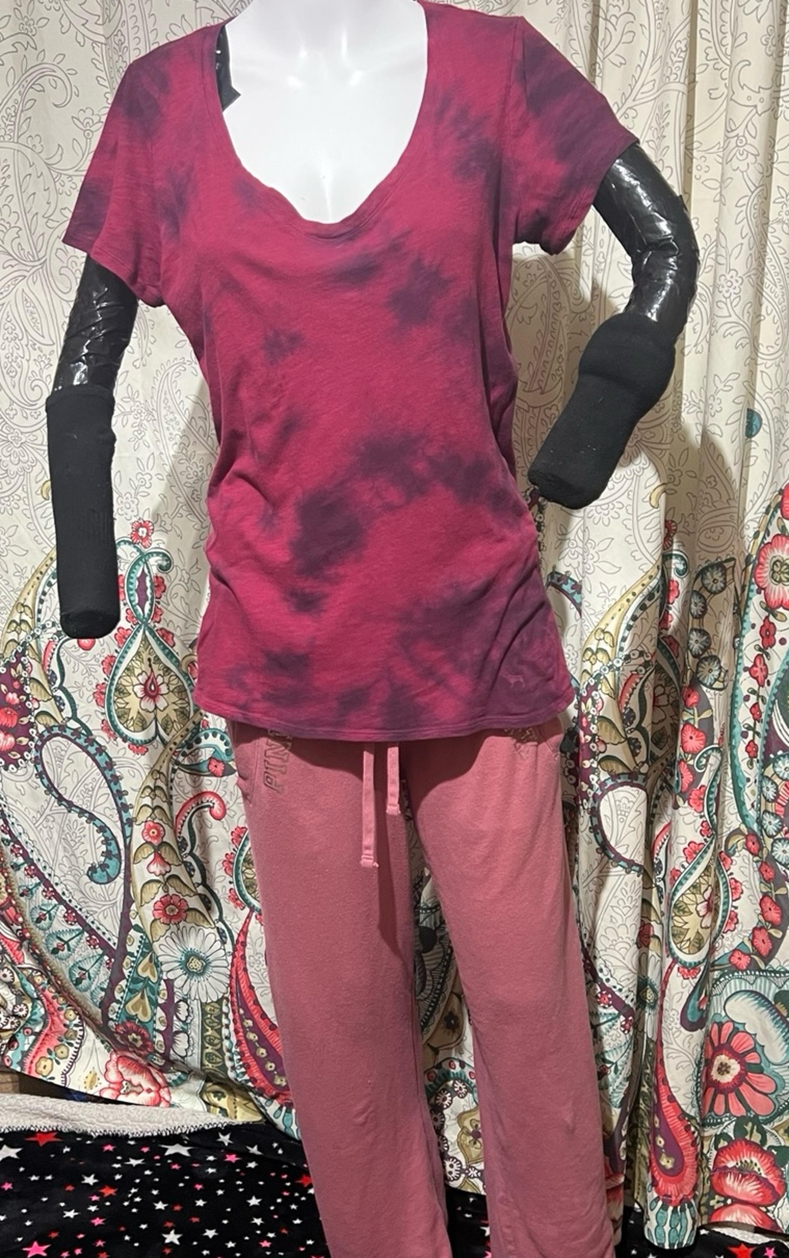 Vs pink burgandy tye dye v neck tee