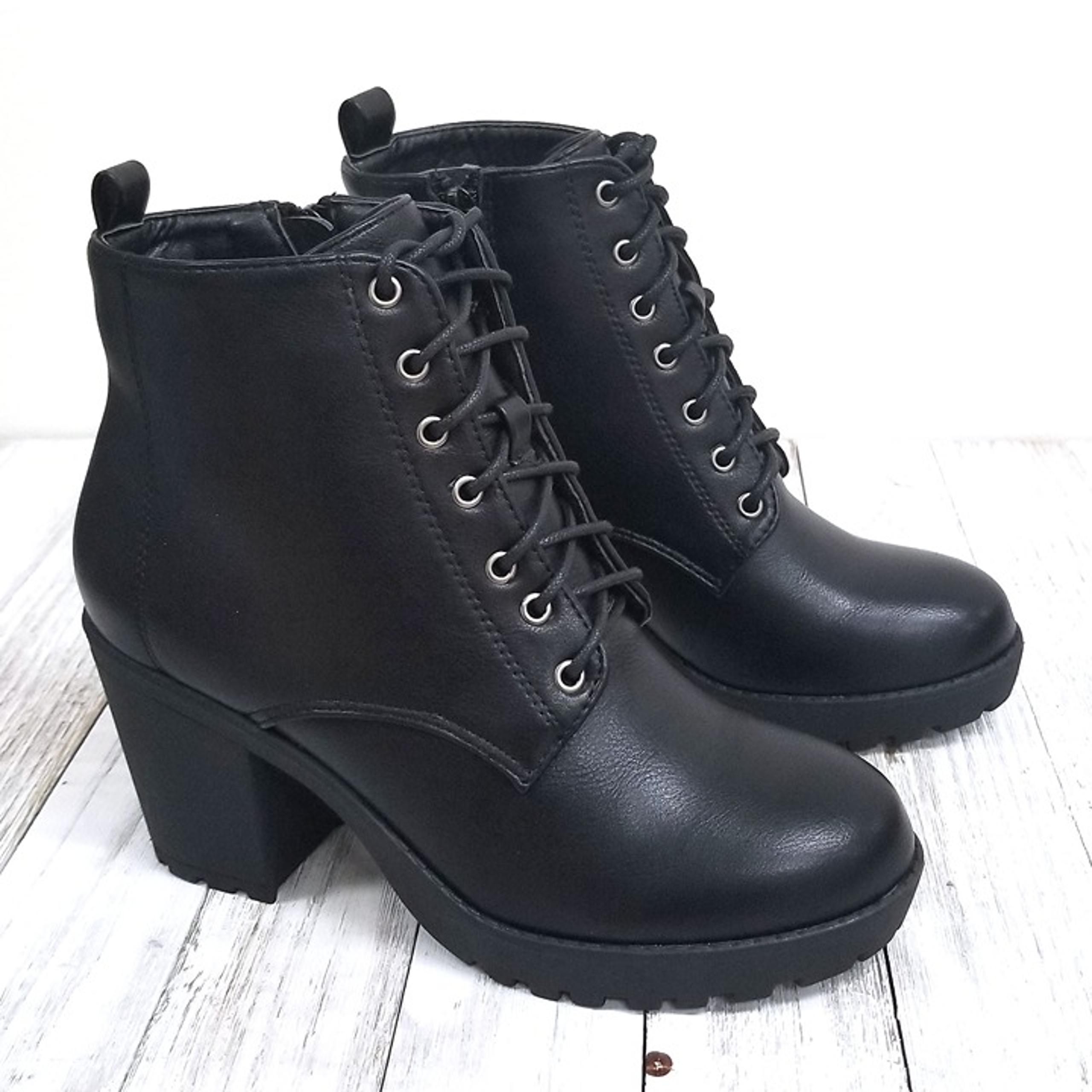 New Black Women Lace Up Combat Lug Ankle Boots Booties Size 6 - Forever New