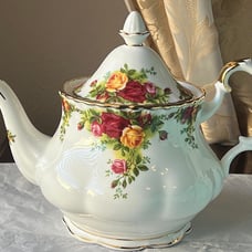 Royal Albert Old country roses teapot large 7 1/2 tall FL2339