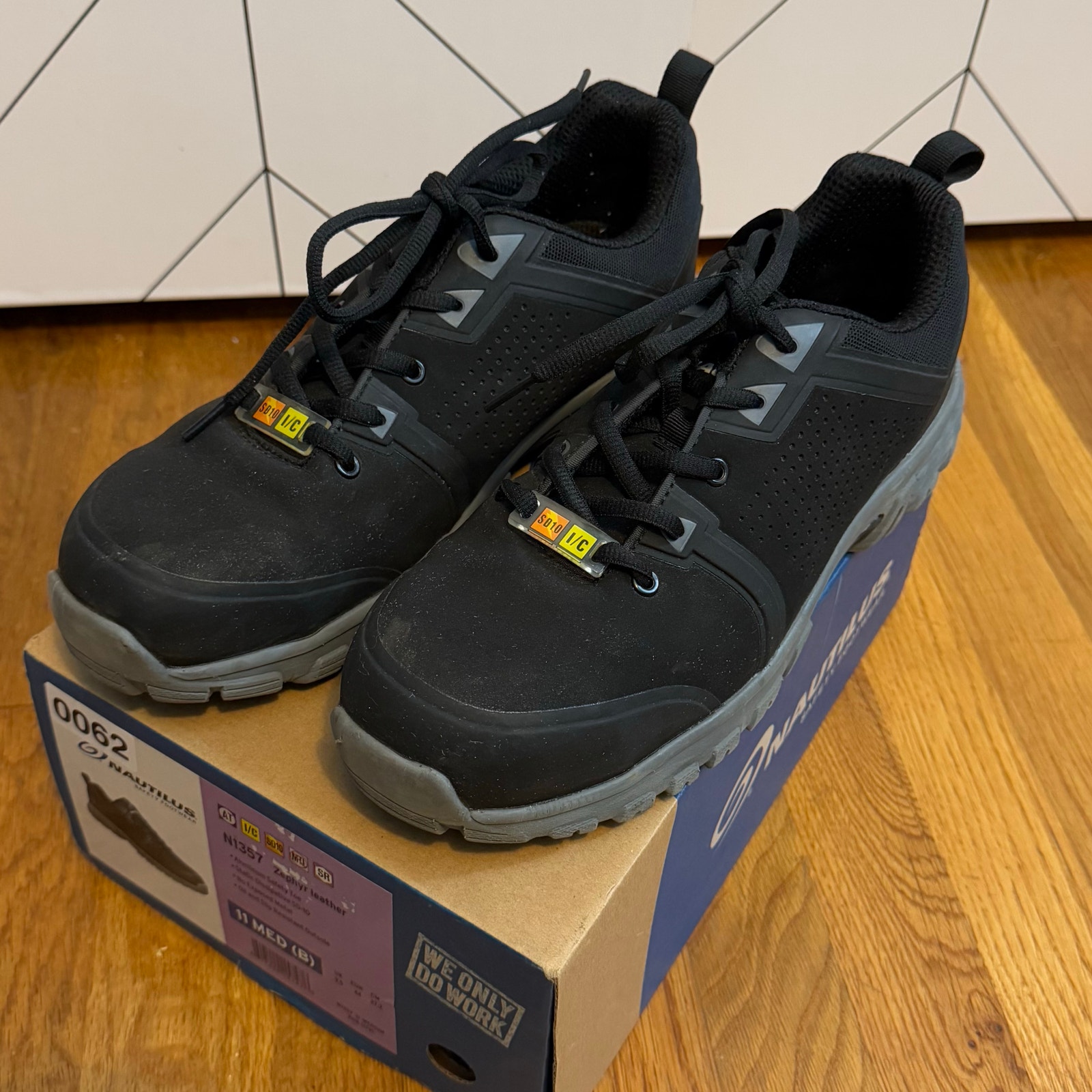 Nautilus Zephyr Leather Womens 11 Medium Black Safety Shoes Work Slip Resistant