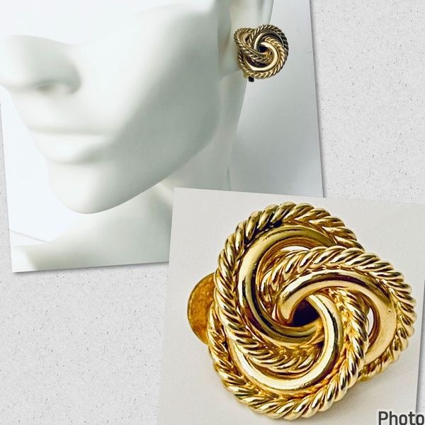 1 GIVENCHY Love Twist Gold Tone Earring Large Swirl Vintage 1 Clip On Authentic