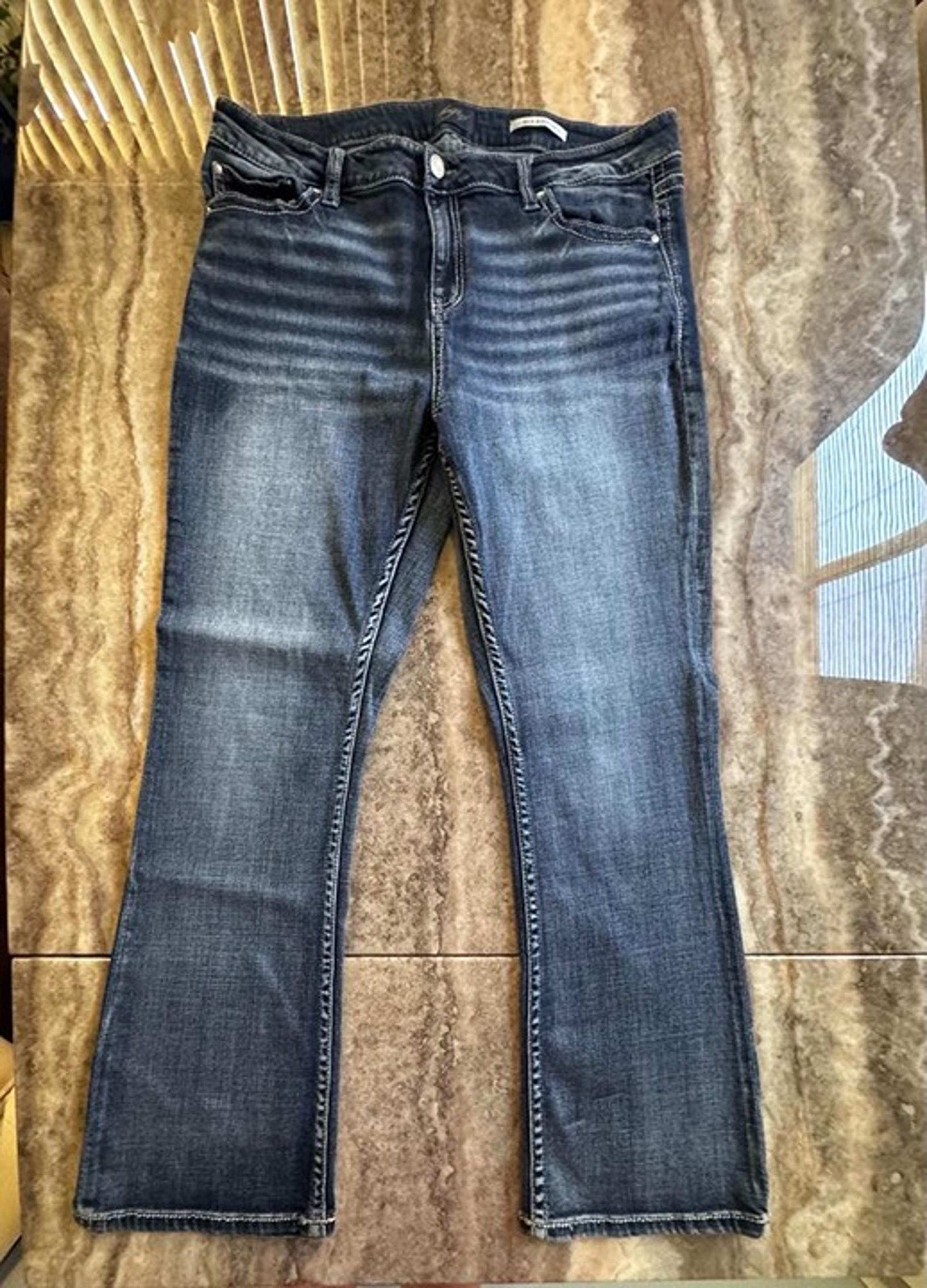 Pre-Owned Size 36R Daytrip Mila Bootcut Medium to Dark Blue Jeans. Denim