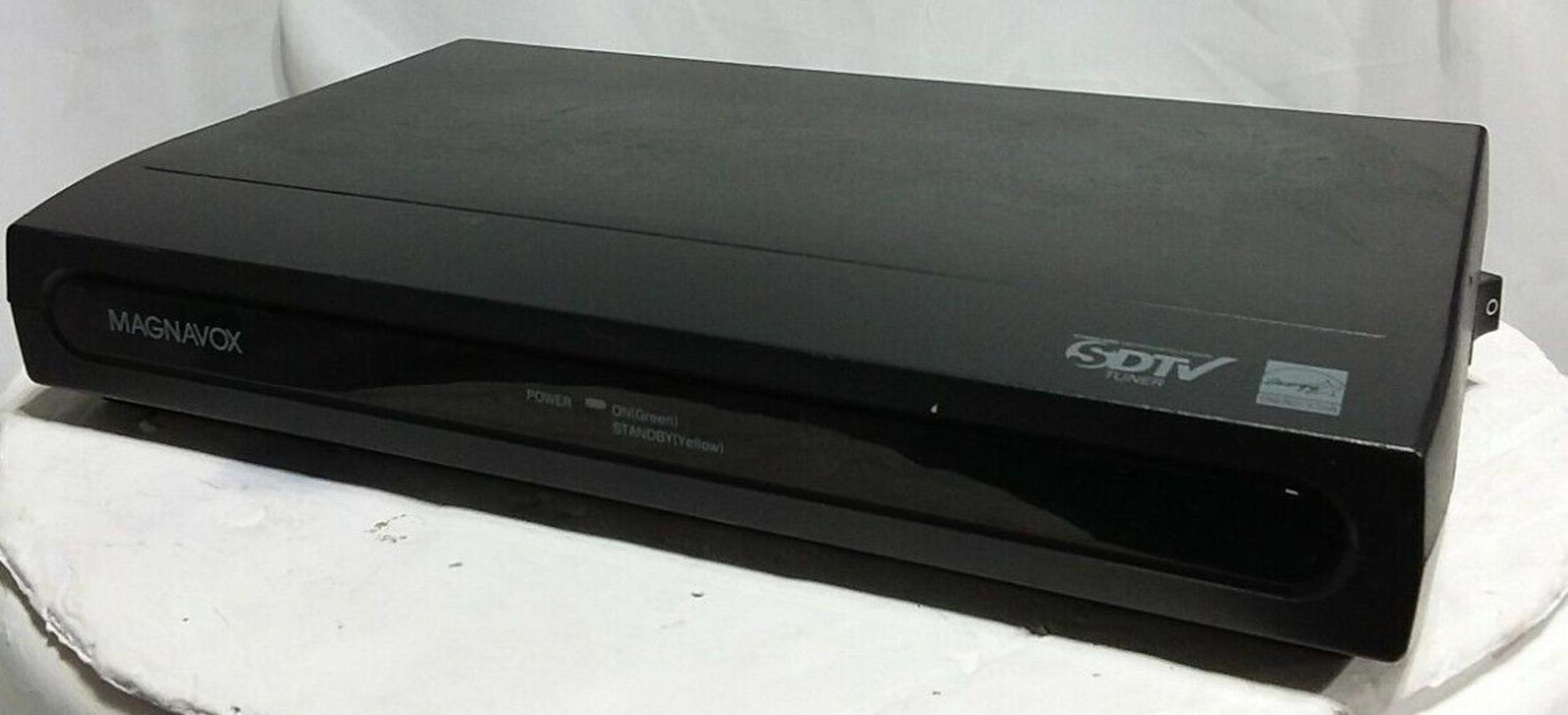 Magnavox DTV Digital to Analog TV Converter Box TB110MW9 SDTV Tuner In Box
