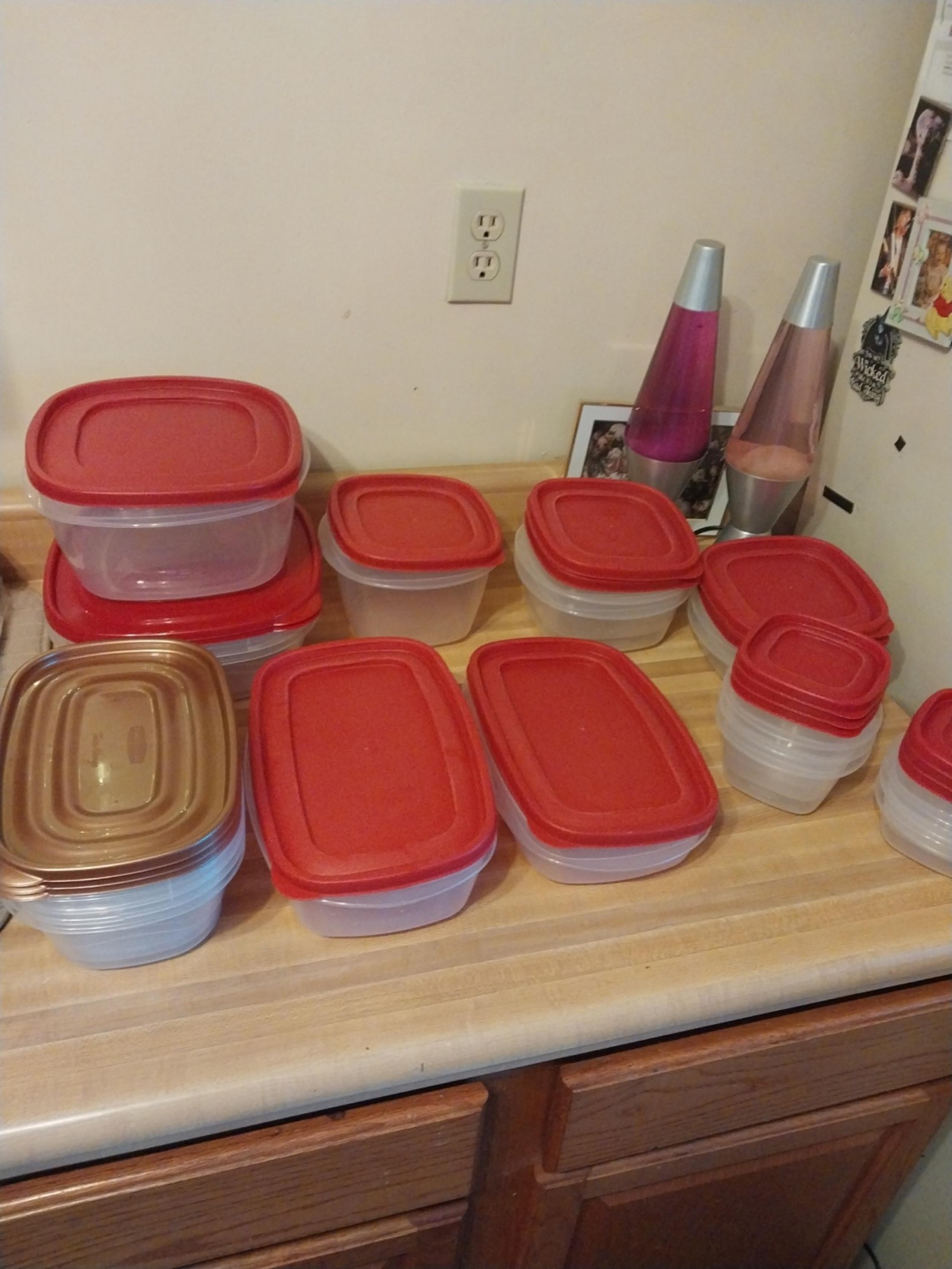 Large Rubbermaid Lot