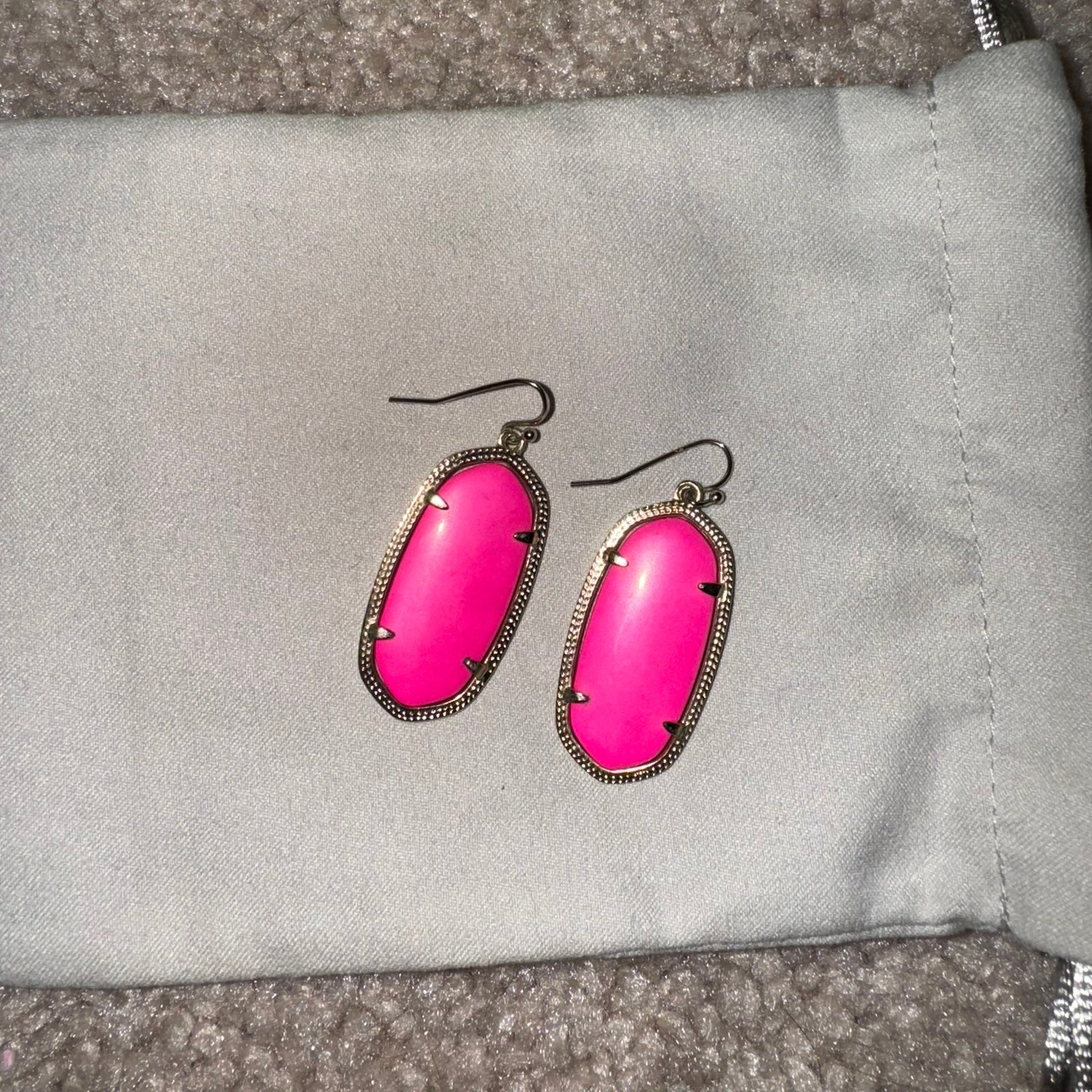 hot pink kendra scott earrings