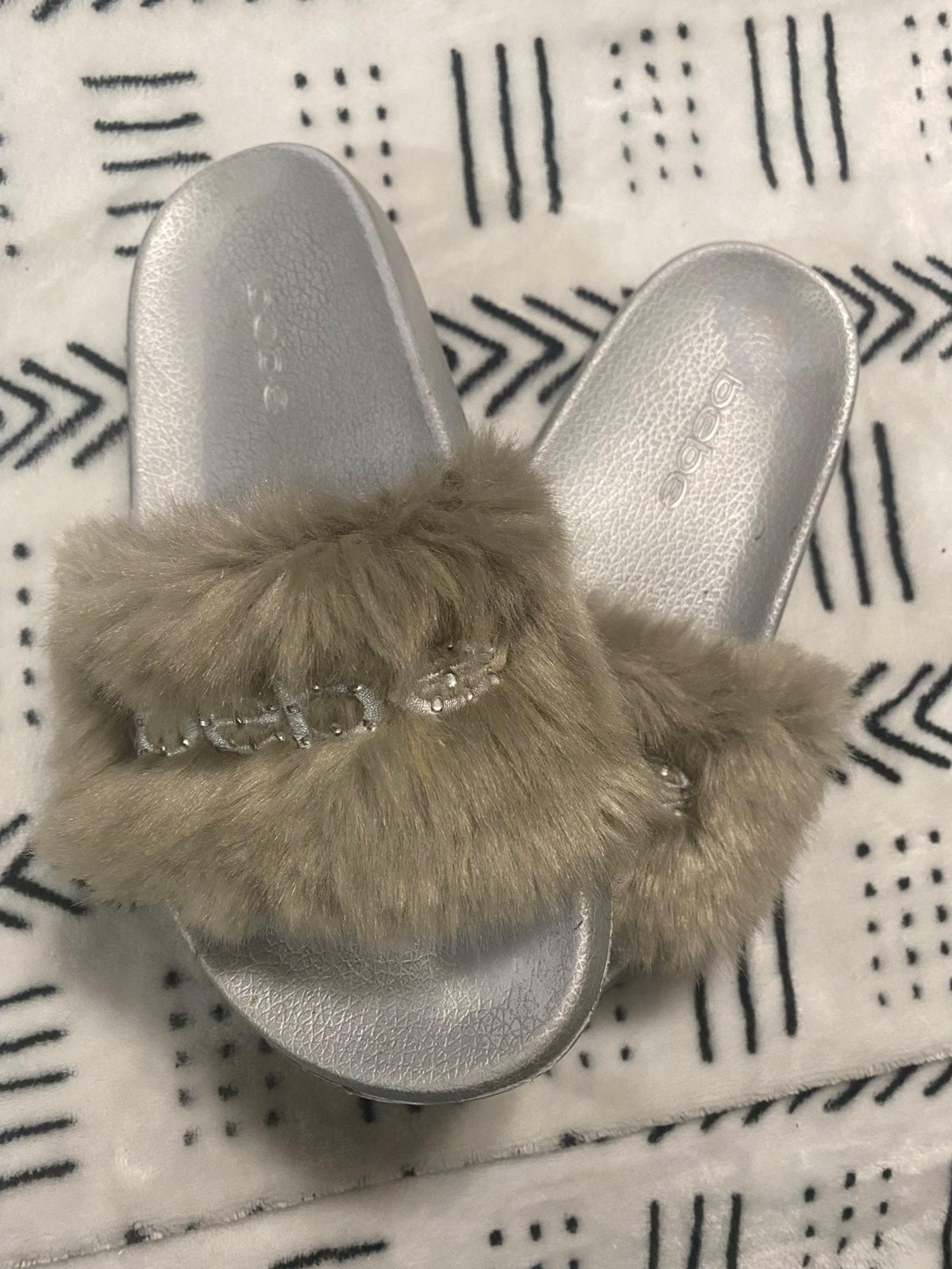 Bebe fur slides